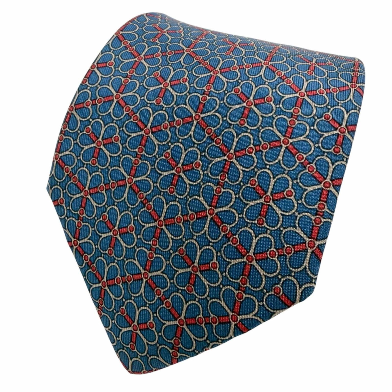 Silk 100% Hermes Cravat: Silk 100% Hermes Cravat Silk 100% Hermes Cravat, made from the finest materials and crafted with attention to detail, features a classic navy color and elegant design. Measuring 139cm in length and 8c