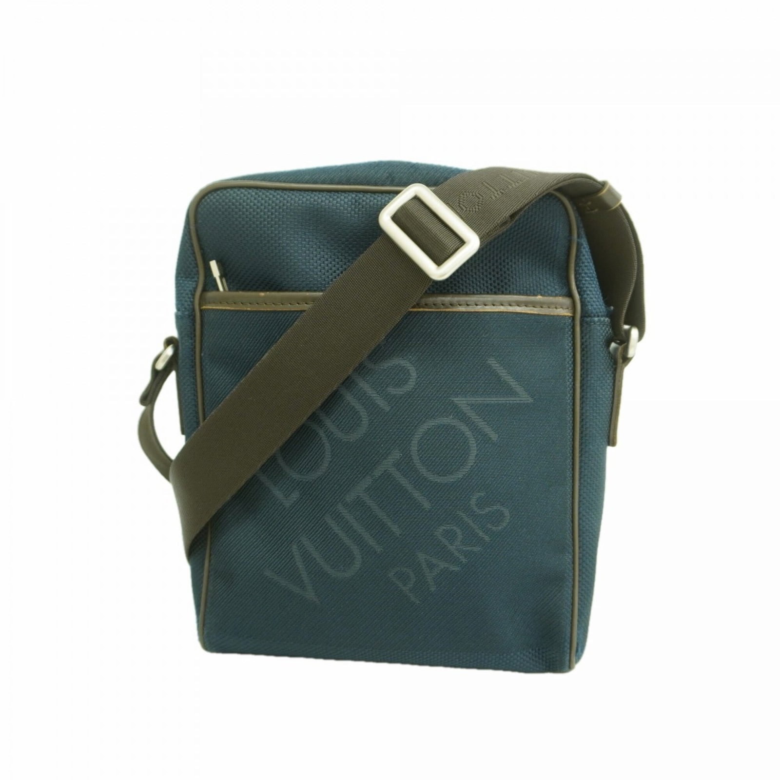 Shoulder bag from Louis Vuitton: Shoulder bag from Louis Vuitton Navy Louis Vuitton shoulder bag with classic design and timeless elegance. Measuring 25.5cm x 20cm x 8cm, it features a sleek and sophisticated silhouette that's