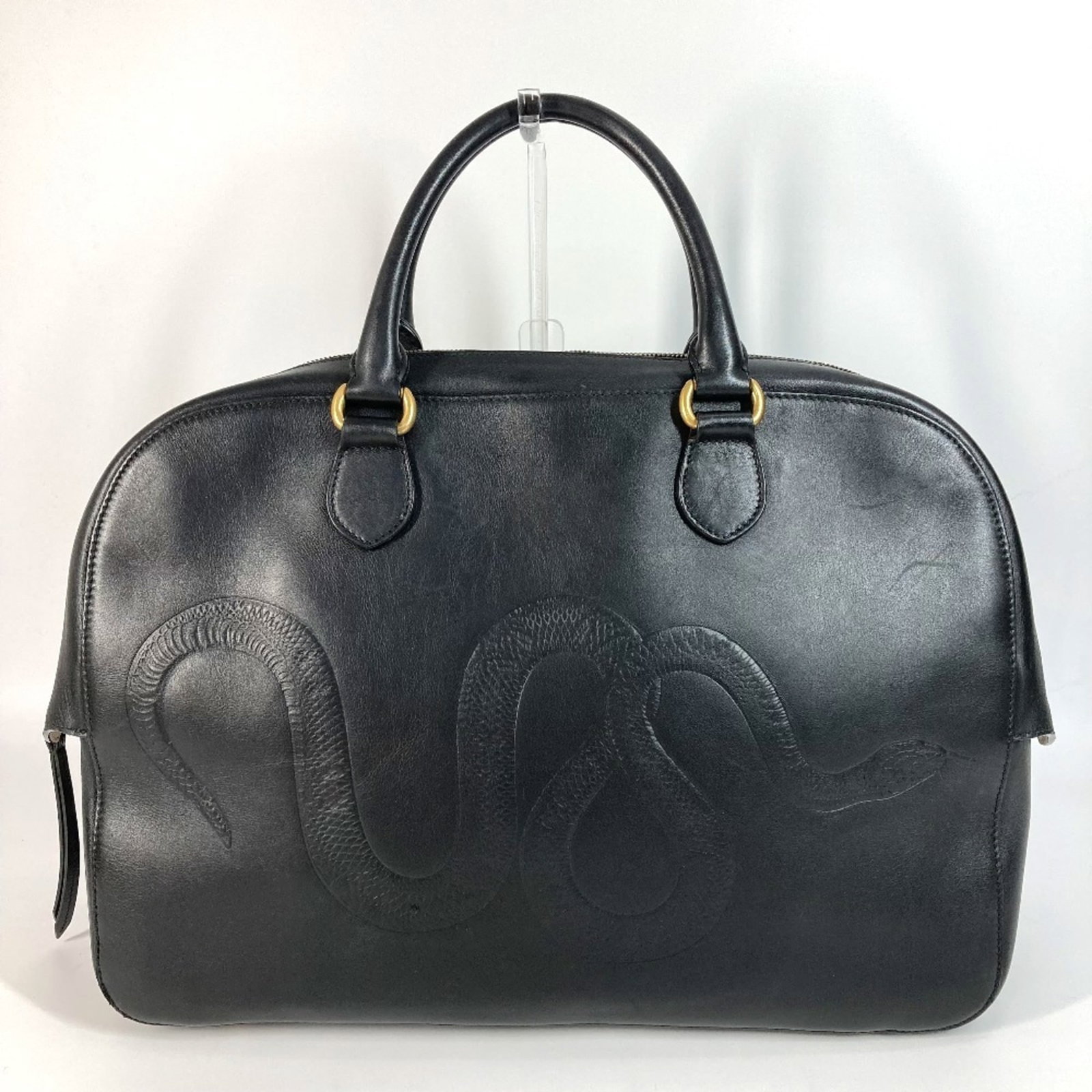 Gucci Boston Bag Shoulder Bag Leather: Gucci Boston Bag Shoulder Bag Leather Black leather Gucci Boston bag with classic shoulder design, measuring 28.5cm x 42.5cm x 15.5cm. This stylish shoulder bag features a timeless aesthetic and
