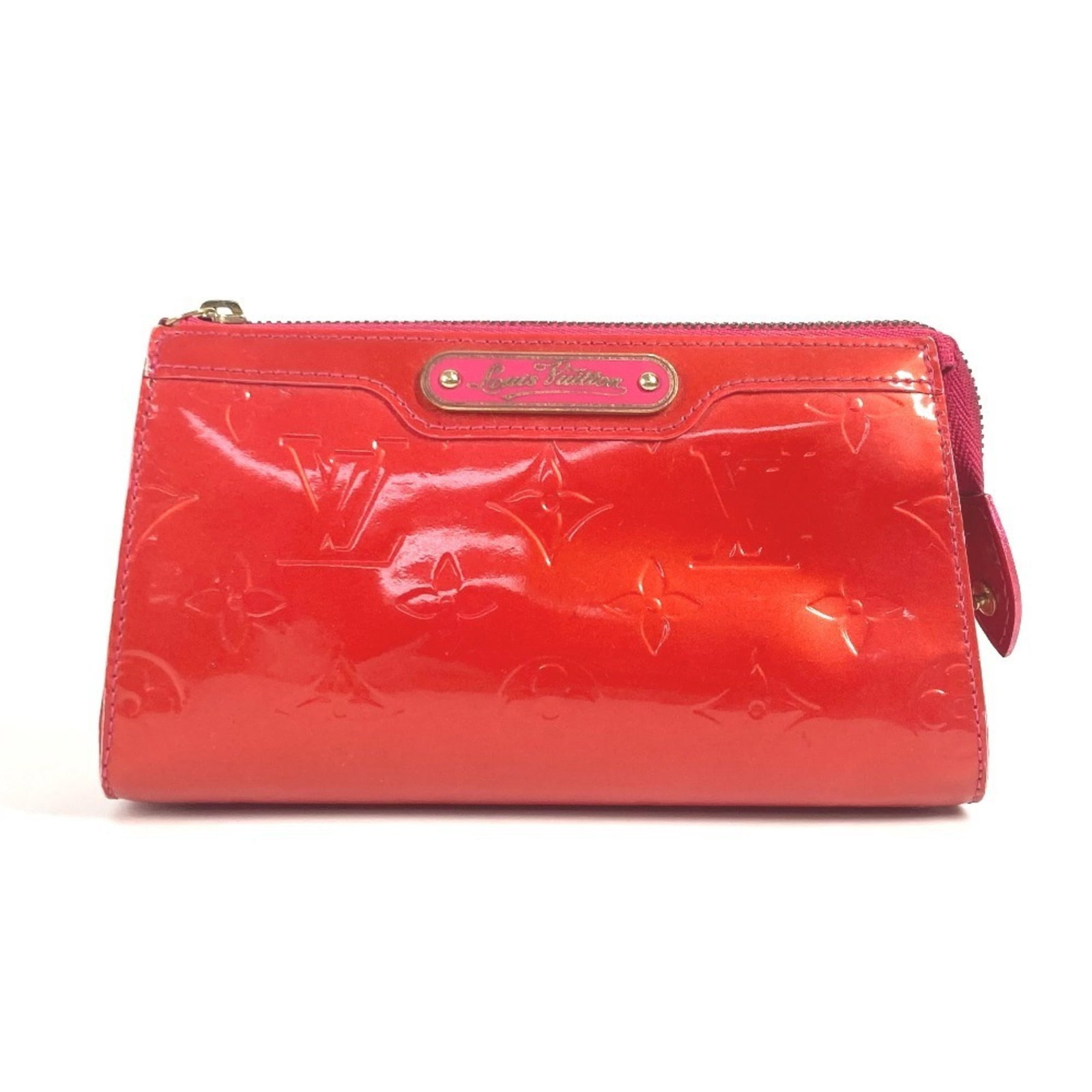 Vernis Monogram Pouch Vuitton Louis: Vernis Monogram Pouch Vuitton Louis Monogram Vernis Pouch from Louis Vuitton's iconic collection features a striking pink, Rose pop hue. Made with the signature Monogram Vernis material, this stylish 
