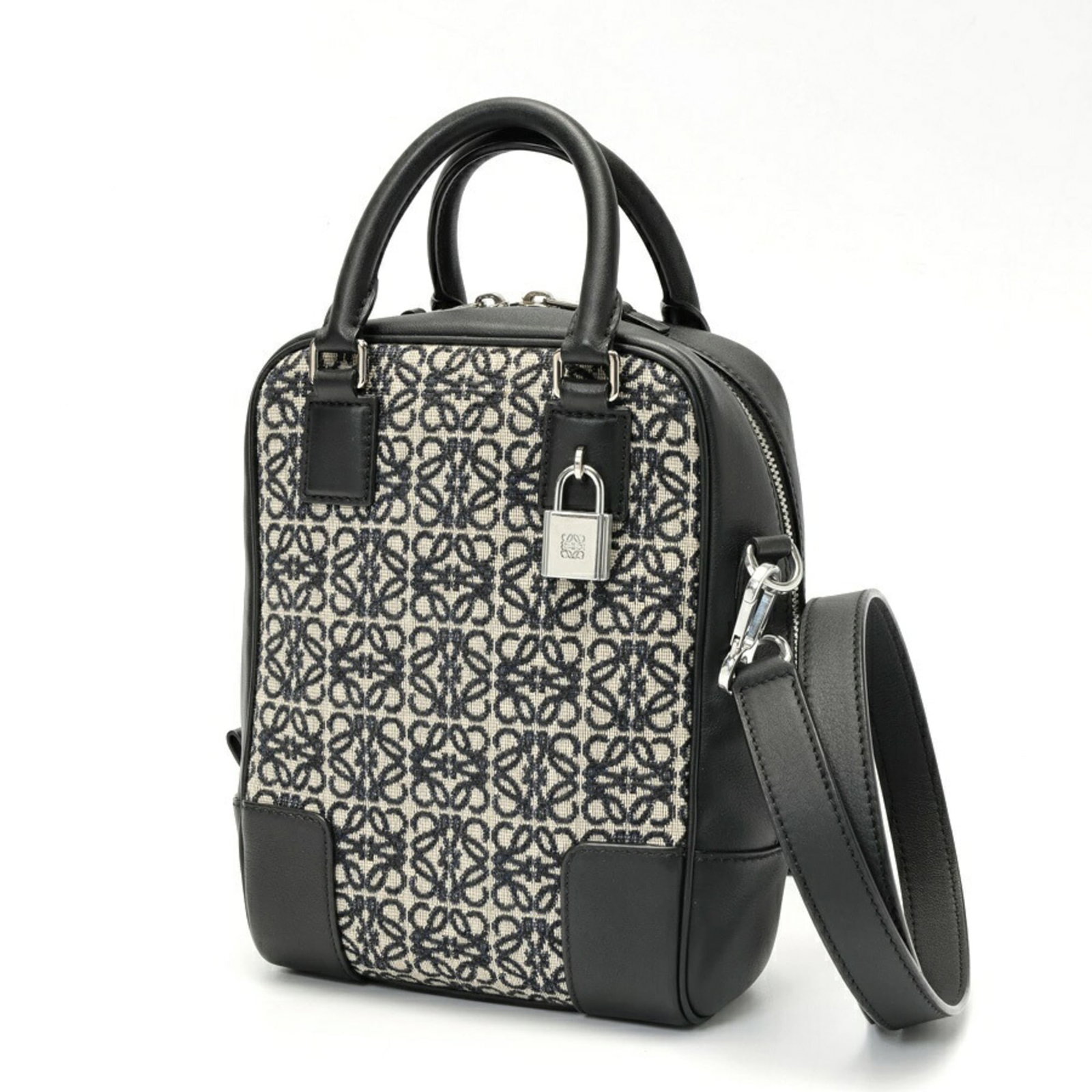 Jacquard leather shoulder bag handbag loewe: Jacquard leather shoulder bag handbag loewe Navy black Loewe Amazona shoulder bag features high-quality Jacquard leather and calfskin material, with a sleek design and classic style. Measuring 22cm x