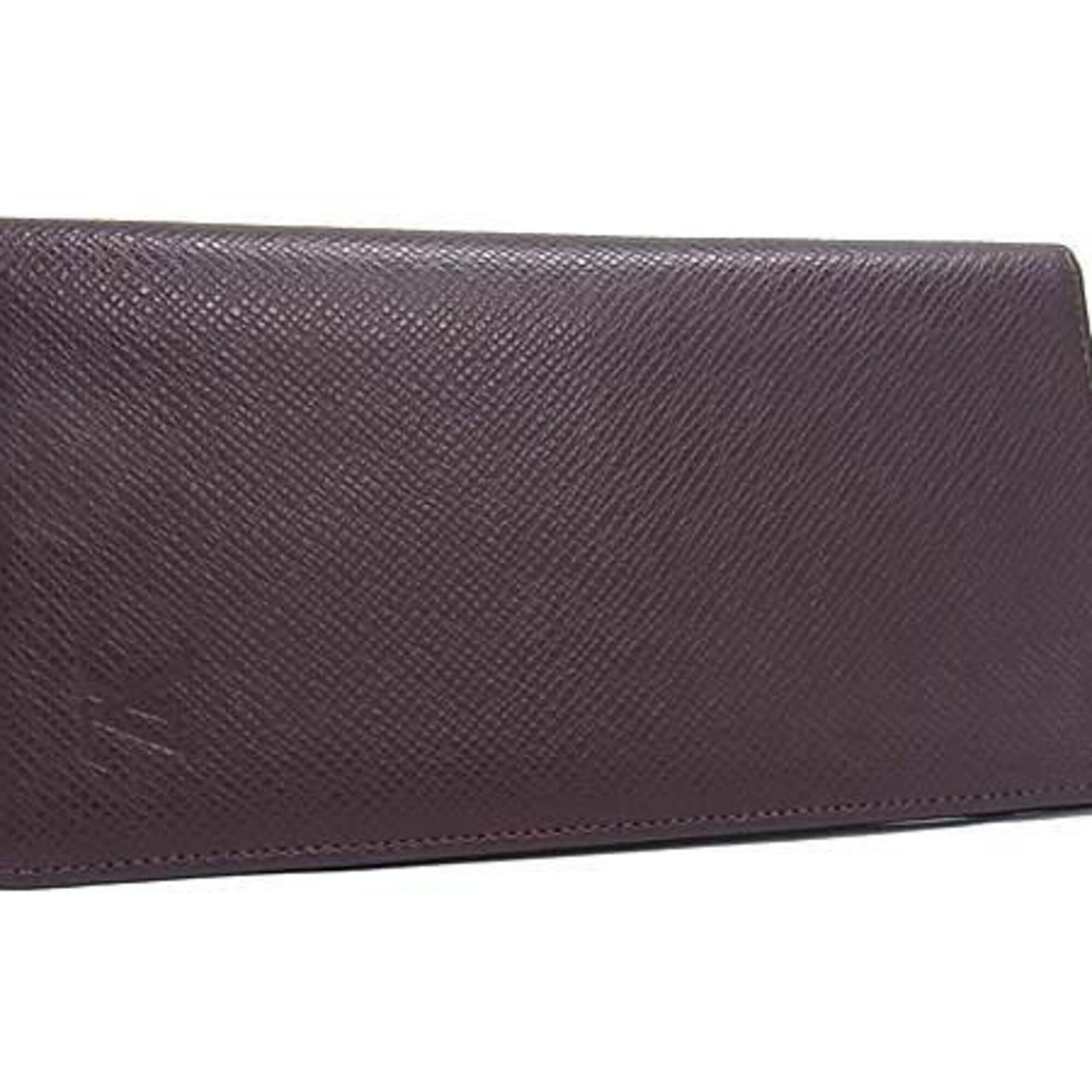 Long Wallet Bi Fold Leather Louis Vuitton: Long Wallet Bi Fold Leather Louis Vuitton Acajou leather, the signature color of Louis Vuitton's Taiga line, adds depth and sophistication to this long wallet bi-fold. Measuring 18cm x 9.5cm, its