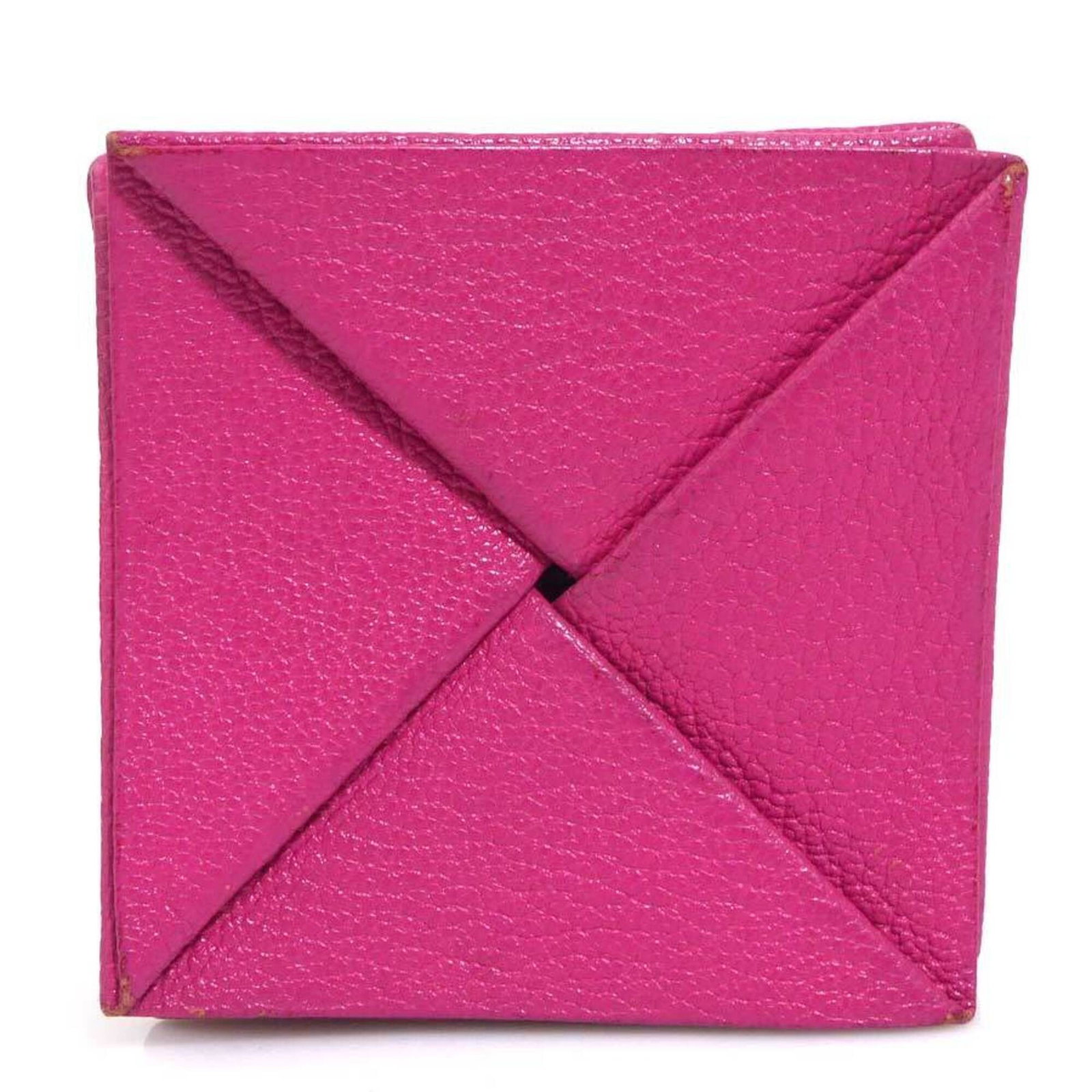 Leather purse coin case Hermes: Leather purse coin case Hermes Pink leather coin case from Hermes, measuring 8cm x 8cm / 3.14'' x 3.14''. Made from high-quality leather, this compact purse features a classic design that suits both m