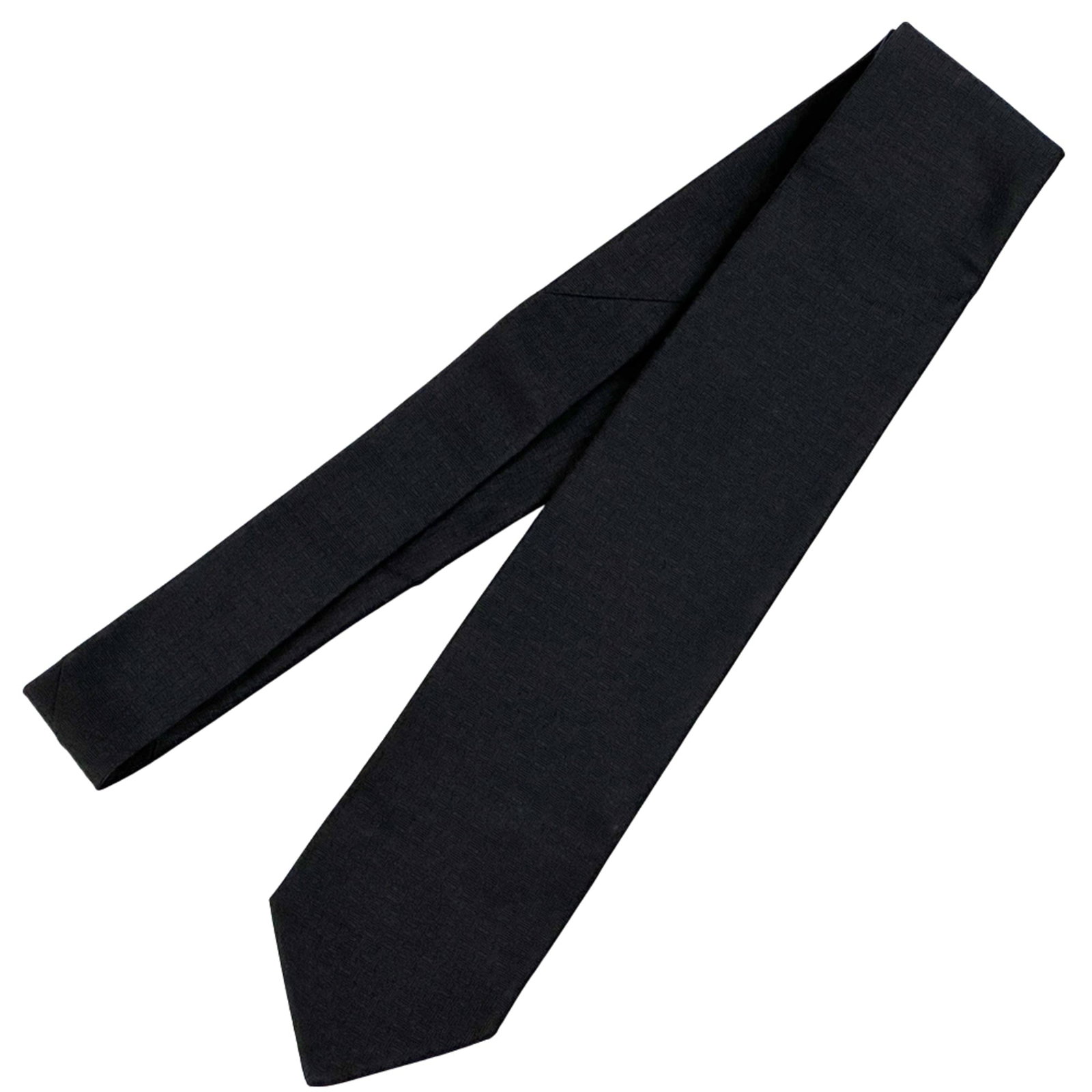 Hermes Cravat Silk: Hermes Cravat Silk Silk cravat from Hermes, measuring 144cm in length and 8cm in width, crafted from high-quality silk material. This black cravat features a classic design, perfect for adding a touch