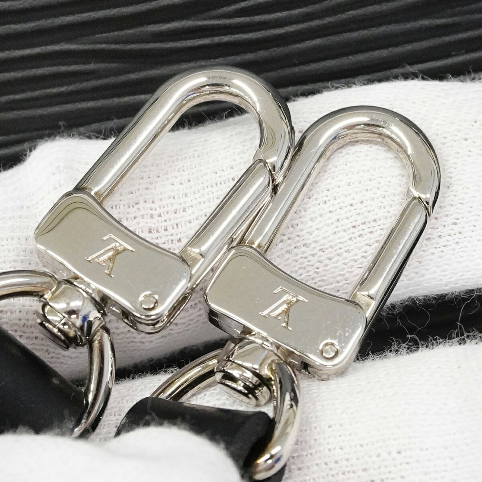 Louis Vuitton Handbag - 9