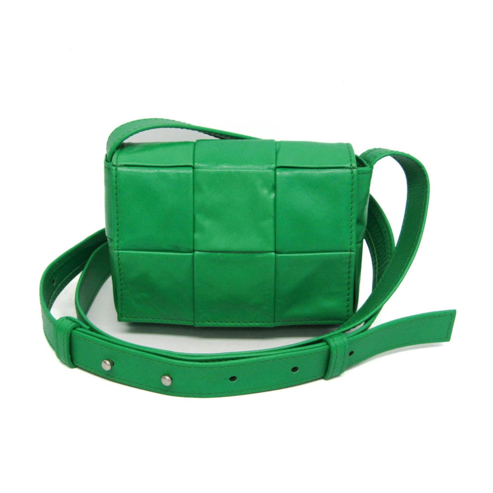 Bottega Veneta Shoulder Bag Leather: Bottega Veneta Shoulder Bag Leather Bottega Veneta's iconic Cassette shoulder bag features a stunning green lamb leather exterior, complemented by an open pocket and magnetic closure. This stylish pie
