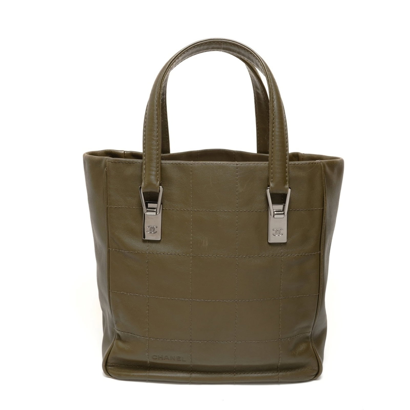 Handbag of Chanel: Handbag of Chanel Chocolate Bar handbag from Chanel features a khaki color and measures 24cm x 23cm x 12cm. The bag's handle drop is 13cm, making it a stylish accessory for everyday use. With its