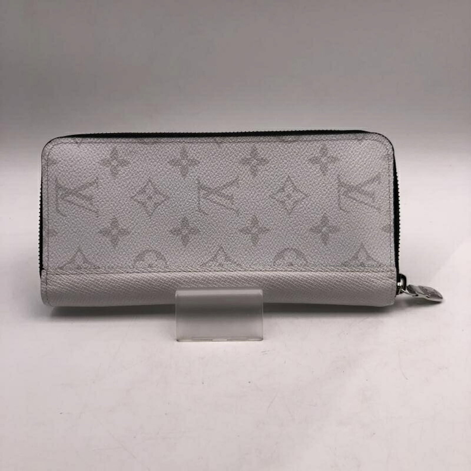 Monogram Eclipse Bi Fold Wallet Vuitton Louis: Monogram Eclipse Bi Fold Wallet Vuitton Louis Monogram Eclipse Bi Fold Wallet Vuitton Louis features the iconic Monogram Eclipse pattern, a signature design element from Louis Vuitton. This bi-fold