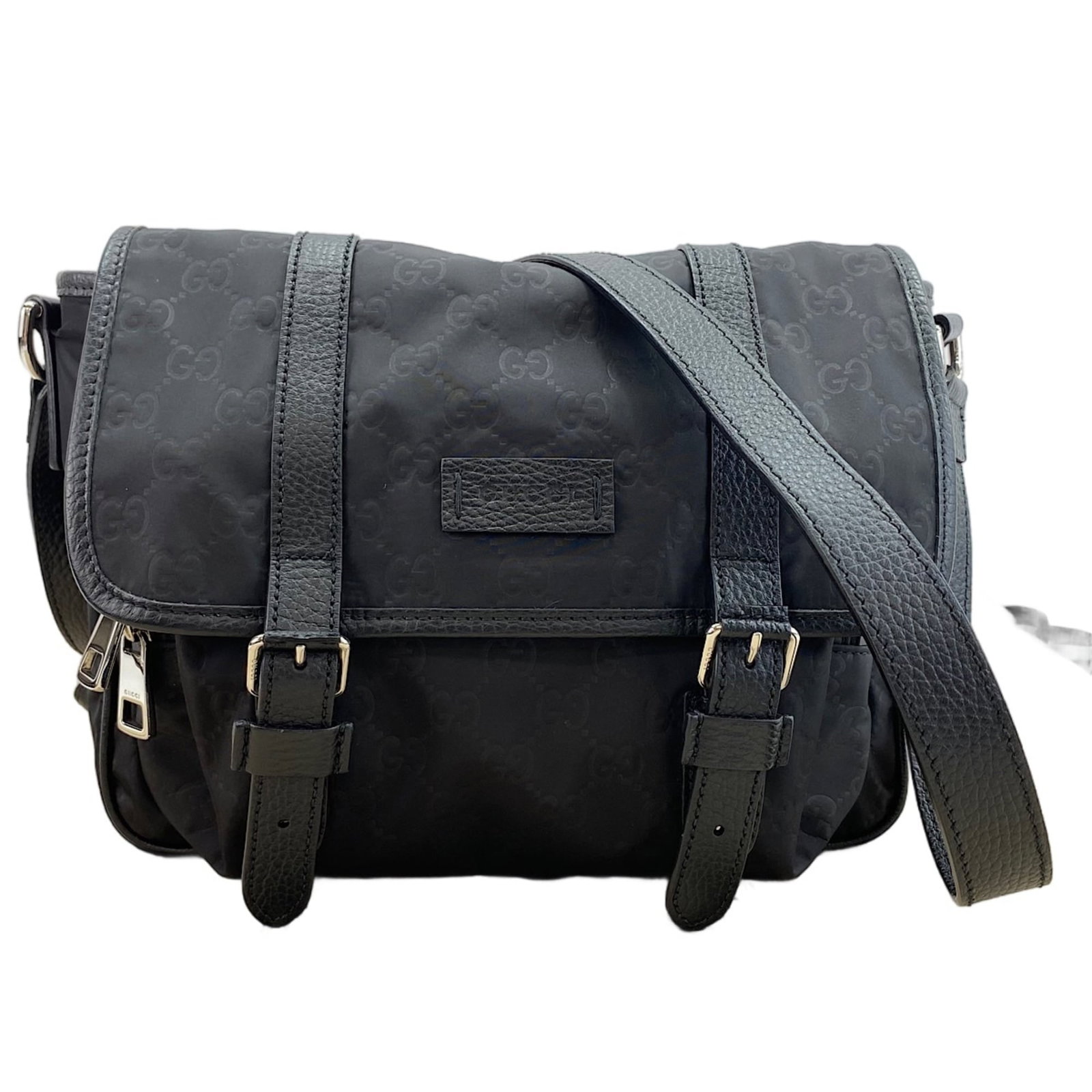 Shoulder Bag Gucci: Shoulder Bag Gucci The Gucci shoulder bag boasts sleek black design, measuring 22cm x 26cm x 9cm. Its adjustable strap length ranges from 104cm to 114cm, accommodating various styles and preferences.