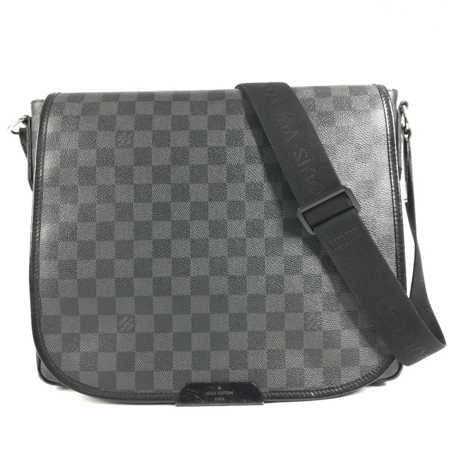 Louis Vuitton Messenger Bag Shoulder Bag Damier Graphite: Louis Vuitton Messenger Bag Shoulder Bag Damier Graphite Damier Graphite, the iconic Louis Vuitton pattern, adds a touch of sophistication to this sleek messenger bag. Measuring 29cm x 32.5cm x 7cm, i