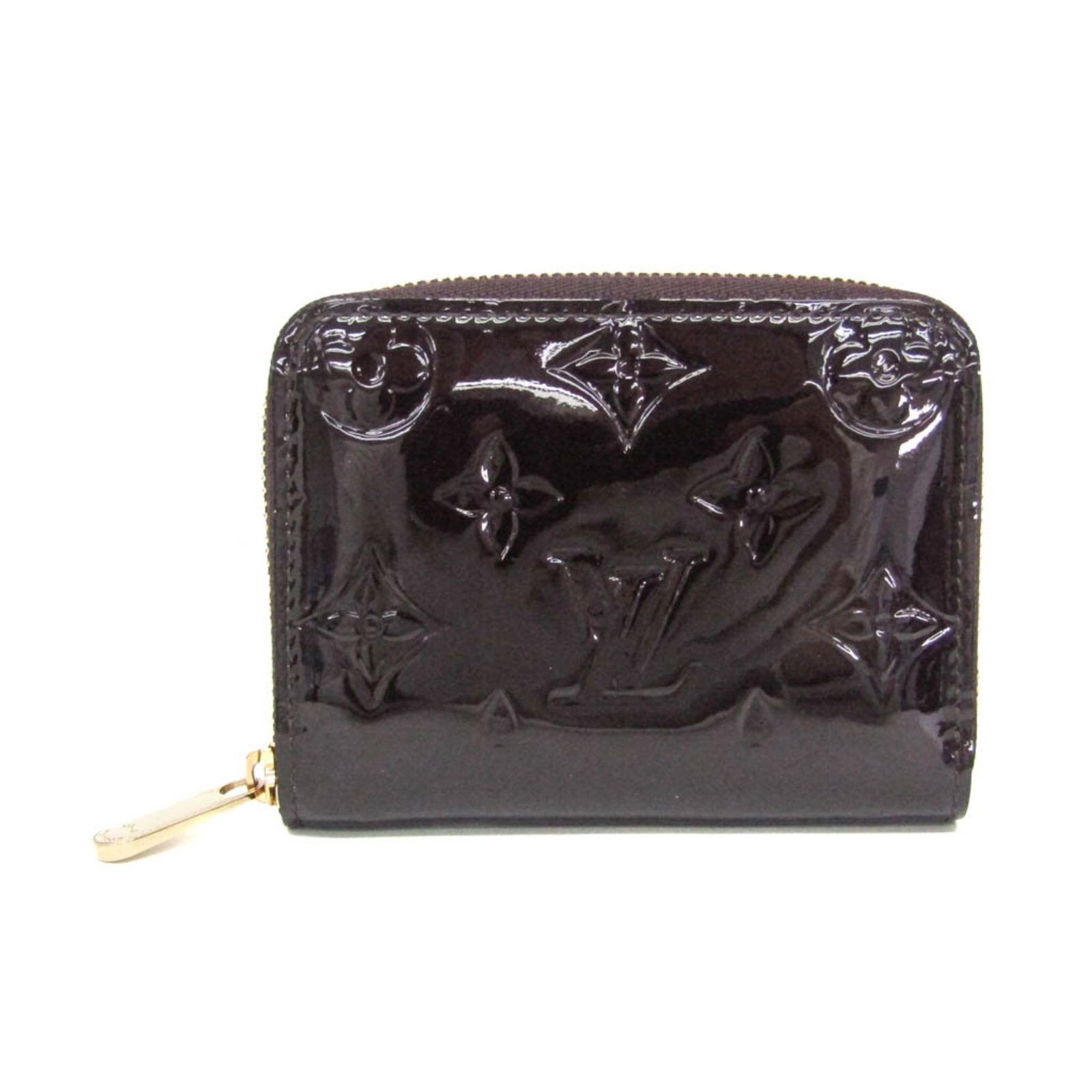 Vernis Monogram Purse Coin Case Louis: Vernis Monogram Purse Coin Case Louis Zippy coin purse with Monogram Vernis design, featuring a distinctive amarante color and zip closure. This compact coin case has an inner pocket for cards and