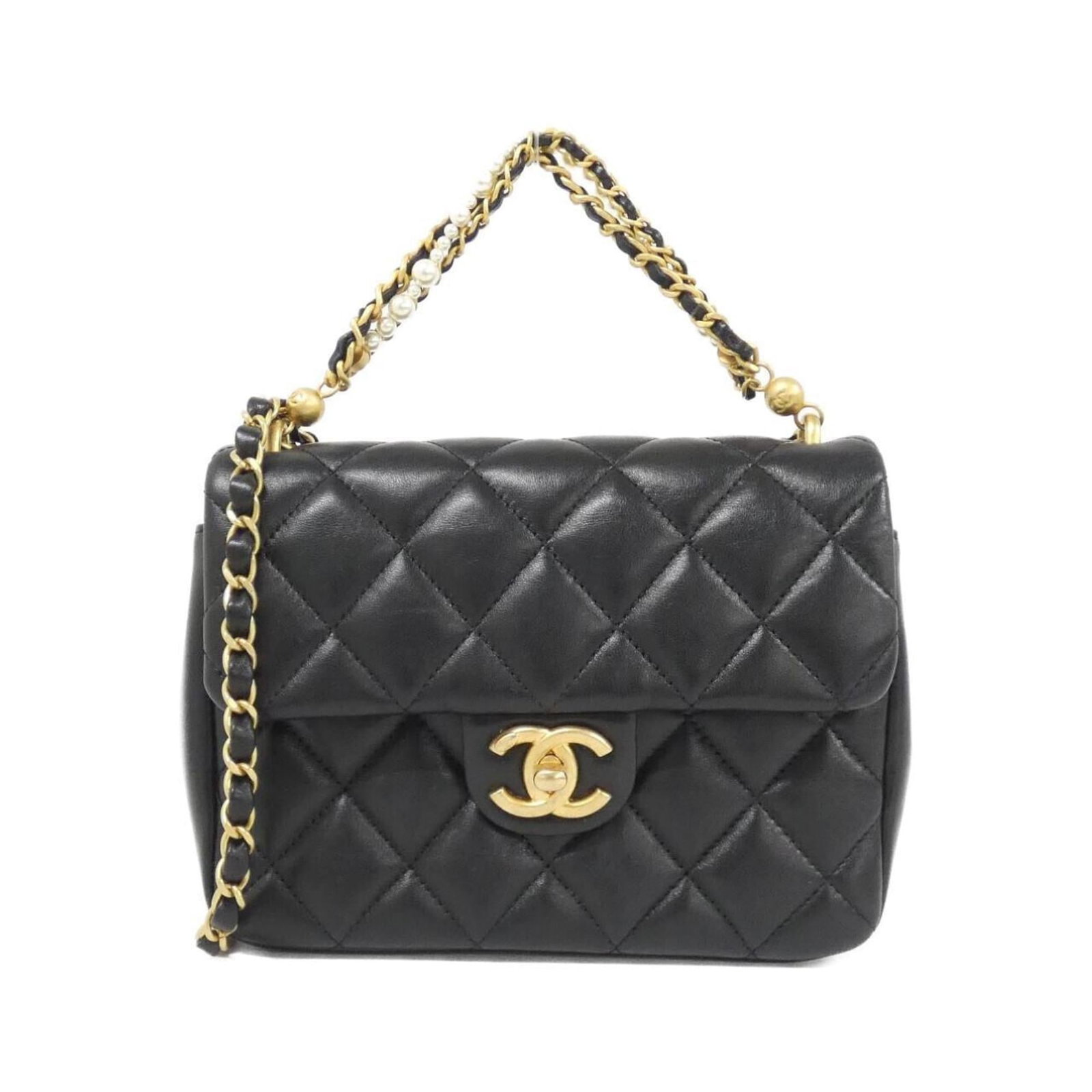 Leather Handbag Chanel: Leather Handbag Chanel Black Lambskin Leather Handbag from Chanel, featuring matte gold hardware and a sleek design. Measuring 14cm x 20cm x 6cm, this stylish handbag weighs 520g and comes with a