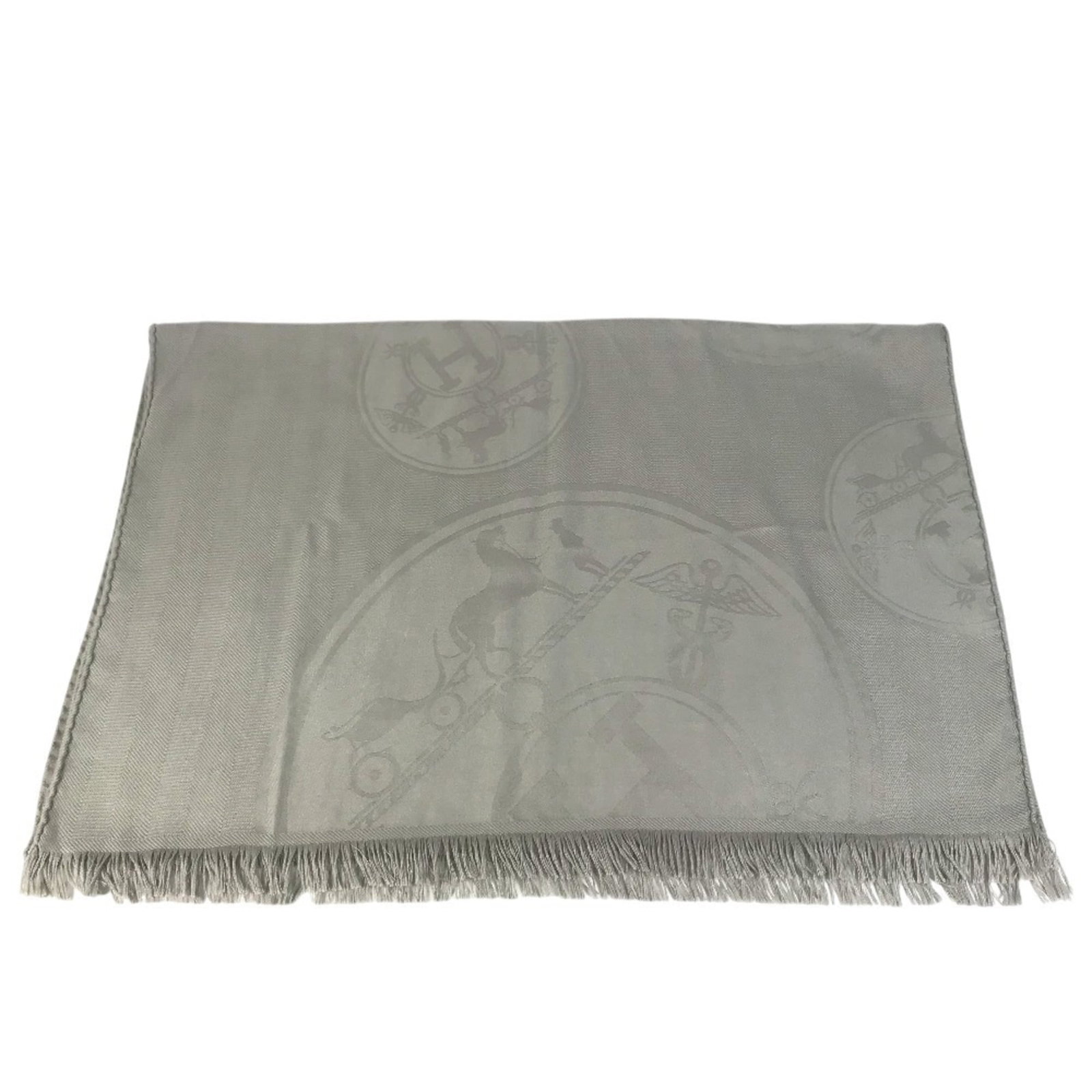 Hermes Silk Stole Cashmere: Hermes Silk Stole Cashmere Cashmere and silk blend in a luxurious gray stole from the renowned French fashion house Hermes, measuring 2.18m x 75cm. The combination of cashmere's softness and silk's du