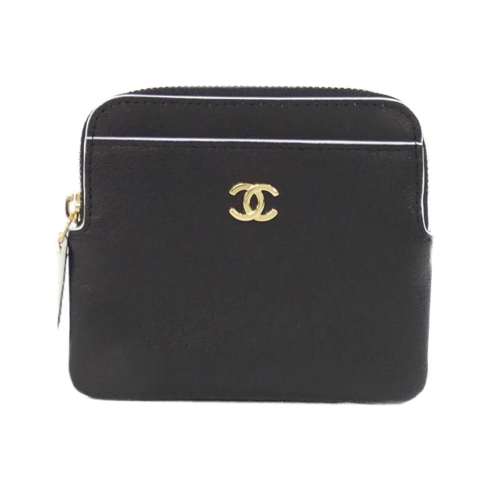 Coin purse in leather case: Coin purse in leather case The Chanel MPN AP5217 coin purse features a sleek black goatskin leather case, providing a stylish and compact way to carry essentials. Measuring 9.5cm x 11.5cm x 1cm, it of
