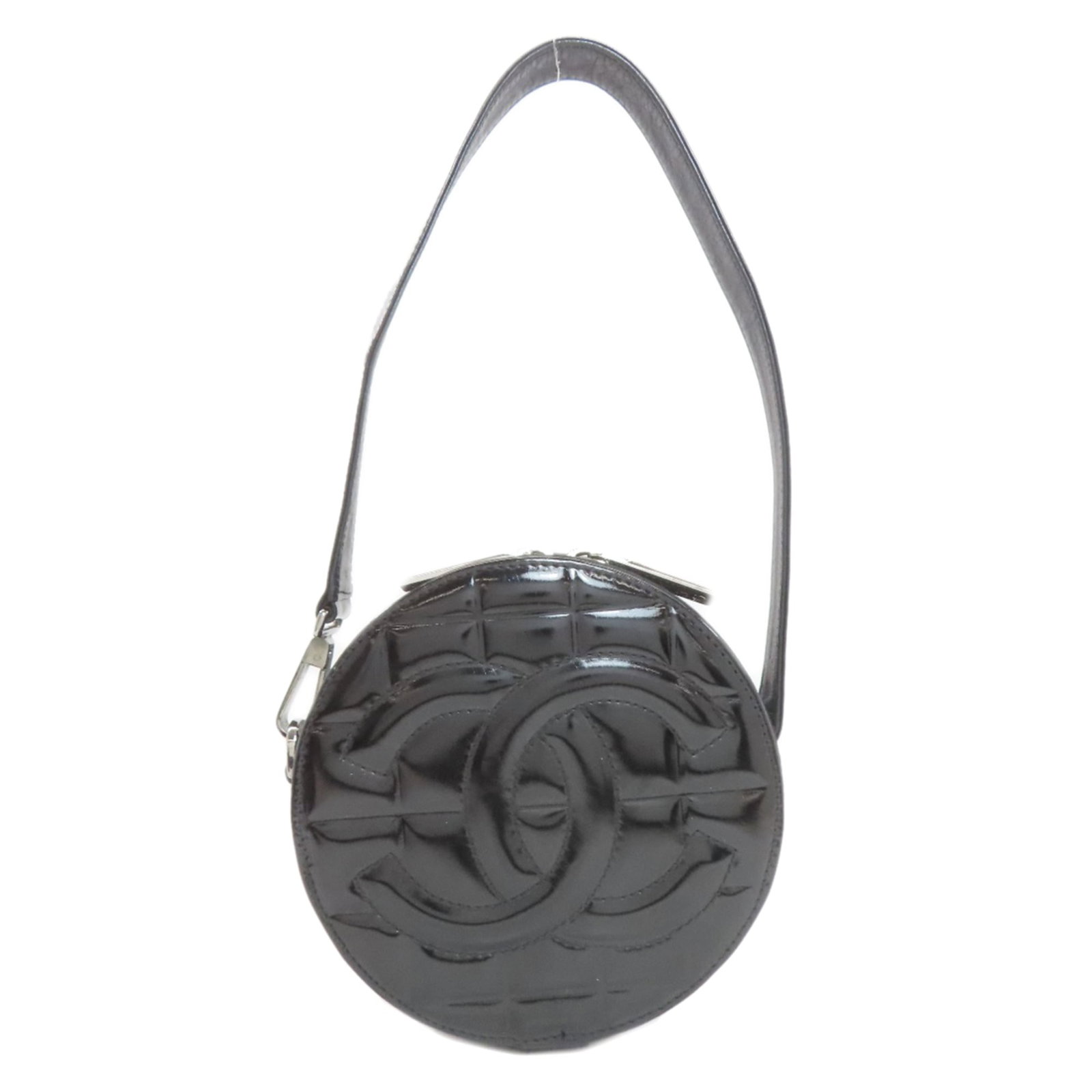 Shoulder Bag Leather Chanel: Shoulder Bag Leather Chanel This black leather shoulder bag features an enamel finish and a zipper closure, with a total size of 14cm x 14cm x 6cm. The bag has a sturdy handle that extends 45cm from t