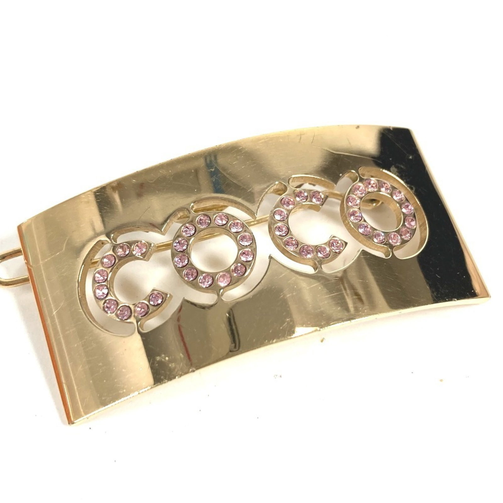Chanel Barrette Metal: Chanel Barrette Metal Gold and pink Chanel barrette with rhinestone details, measuring 2.4cm x 5cm in size. This metal barrette showcases a classic design from the iconic fashion brand. Made from high
