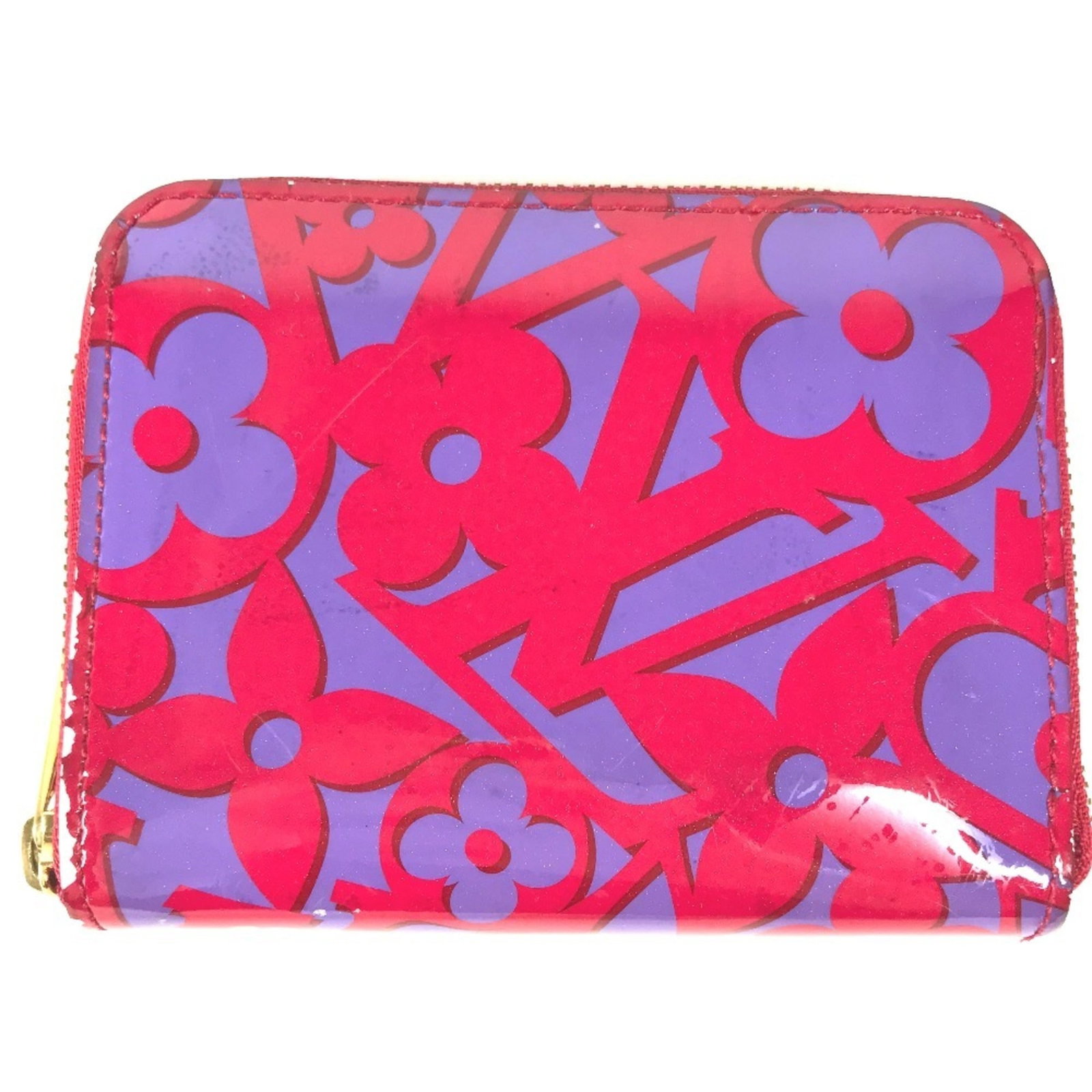 Louis Vuitton Purse Coin Case Monogram: Louis Vuitton Purse Coin Case Monogram Monogram pattern adds an iconic touch to this Louis Vuitton Purse Coin Case, featuring the signature Indian rose and purple hues. Made from high-quality