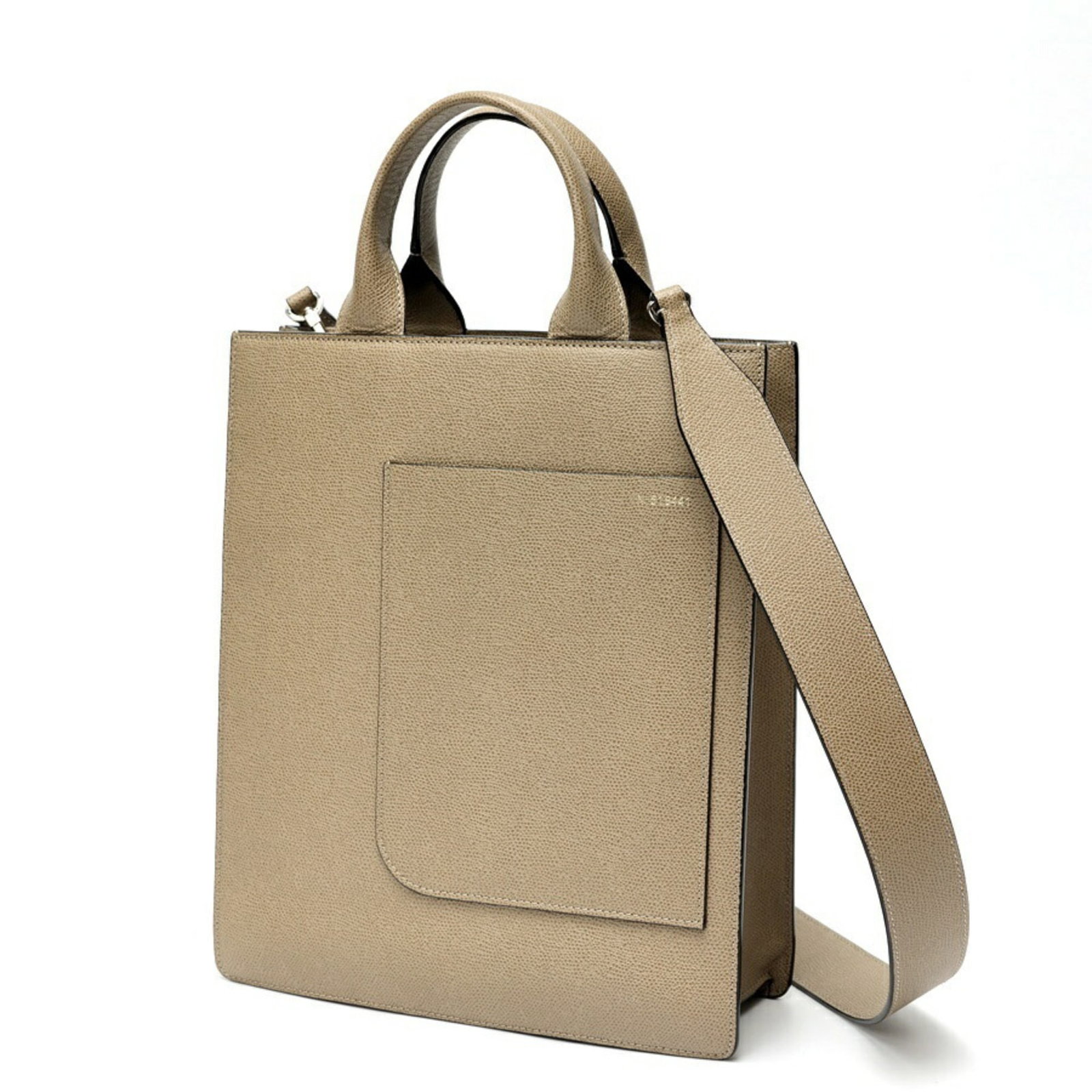 Tote Bag Leather Valextra: Tote Bag Leather Valextra The Valextra Tote Bag Leather is crafted from high-quality leather, featuring a distinctive grayish color. This stylish tote bag comes with a dust bag and shoulder strap for 