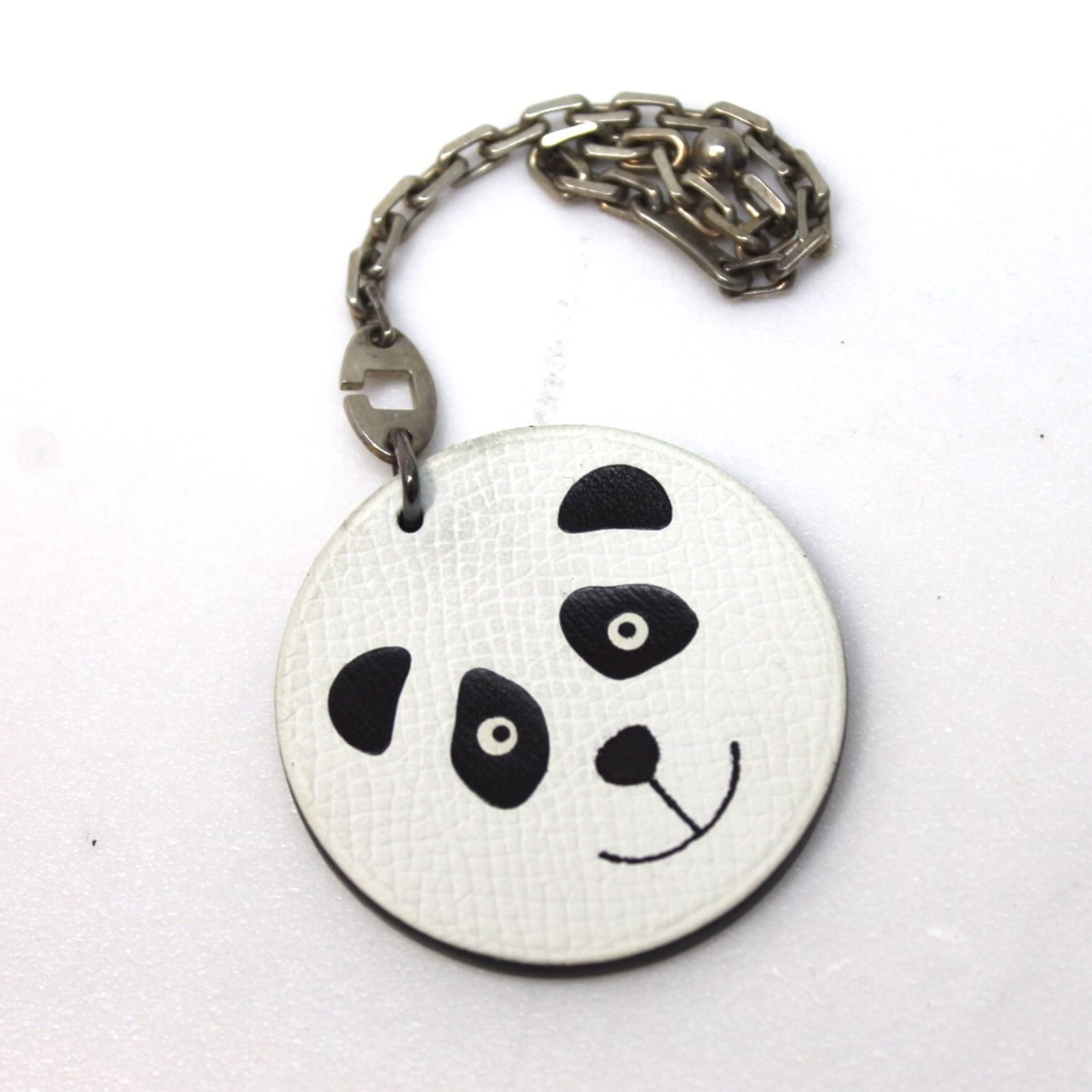 Keyring Hermes Leather: Keyring Hermes Leather White leather keyring from Hermes, measuring 4.5cm in width and 1.8 inches in length, made from high-quality materials. This stylish accessory features a classic design that add