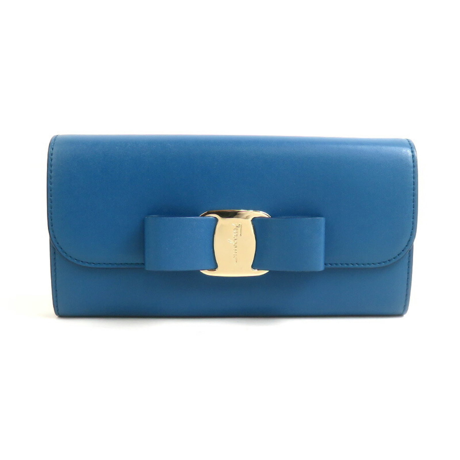 Long Wallet Ferragamo Salvatore Bi Fold Leather: Long Wallet Ferragamo Salvatore Bi Fold Leather Long wallet with bi-fold design, made from high-quality leather in blue color. Measuring 9.5cm x 18.8cm x 3cm, it comes in a box for added convenience.