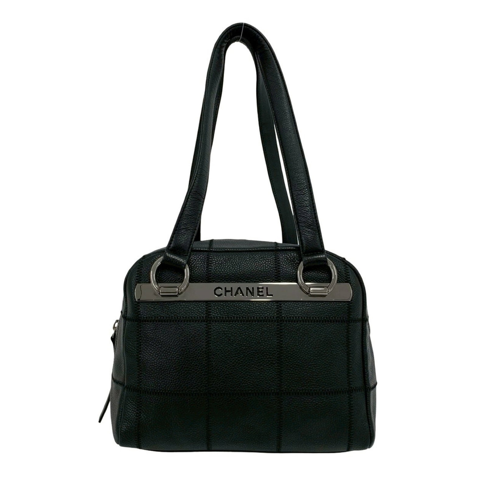 Calfskin handbag bag shoulder Chanel: Calfskin handbag bag shoulder Chanel Grained Calfskin shoulder bag from Chanel, featuring black color and dimensions of 17cm x 21.5cm x 15cm. This handbag showcases the classic design and timeless