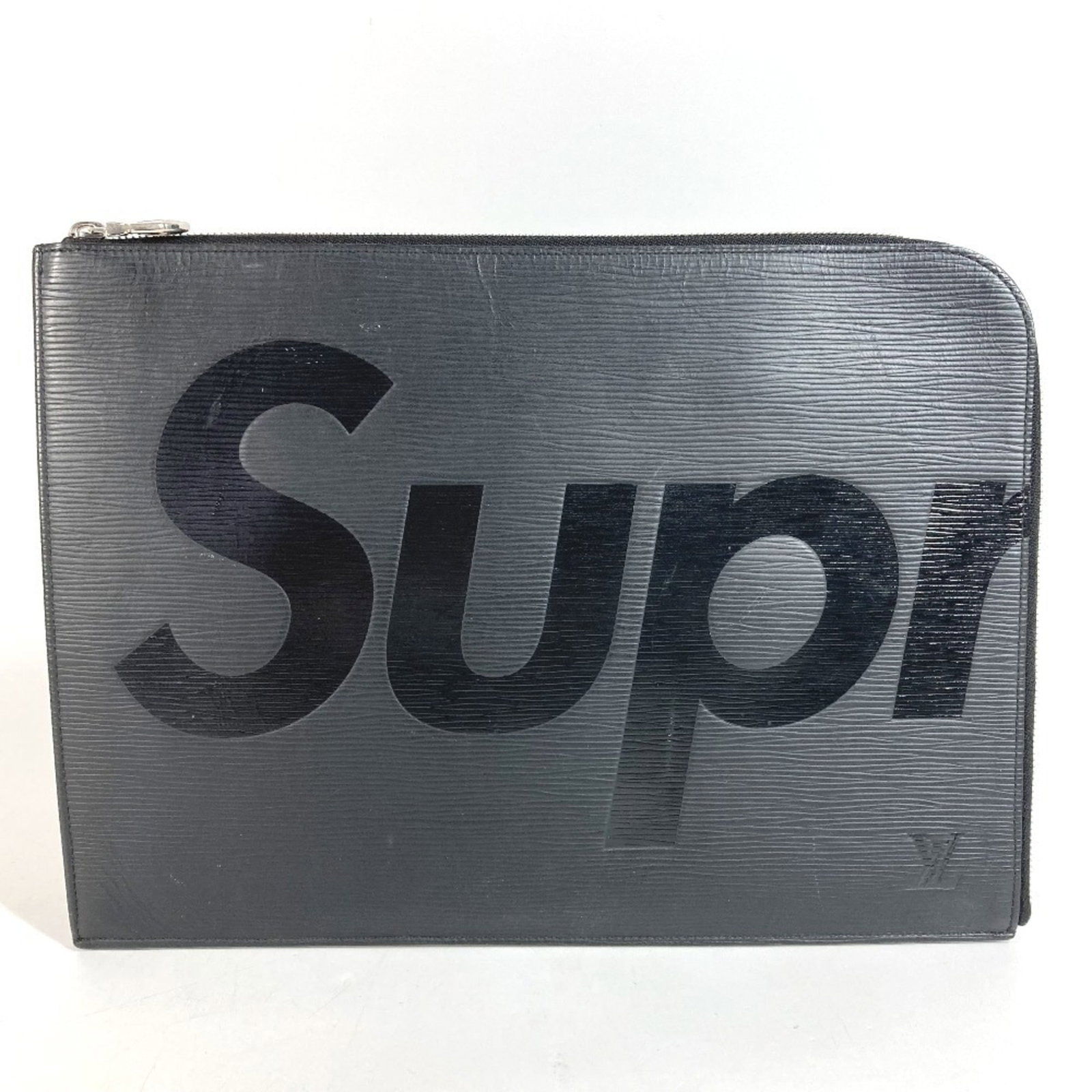 Epi leather clutch handbag pouch Louis Vuitton: Epi leather clutch handbag pouch Louis Vuitton Epi leather clutch handbag pouch from Louis Vuitton, crafted in France with a sleek black Epi leather finish. This stylish pouch measures 24.5cm x 33.5cm