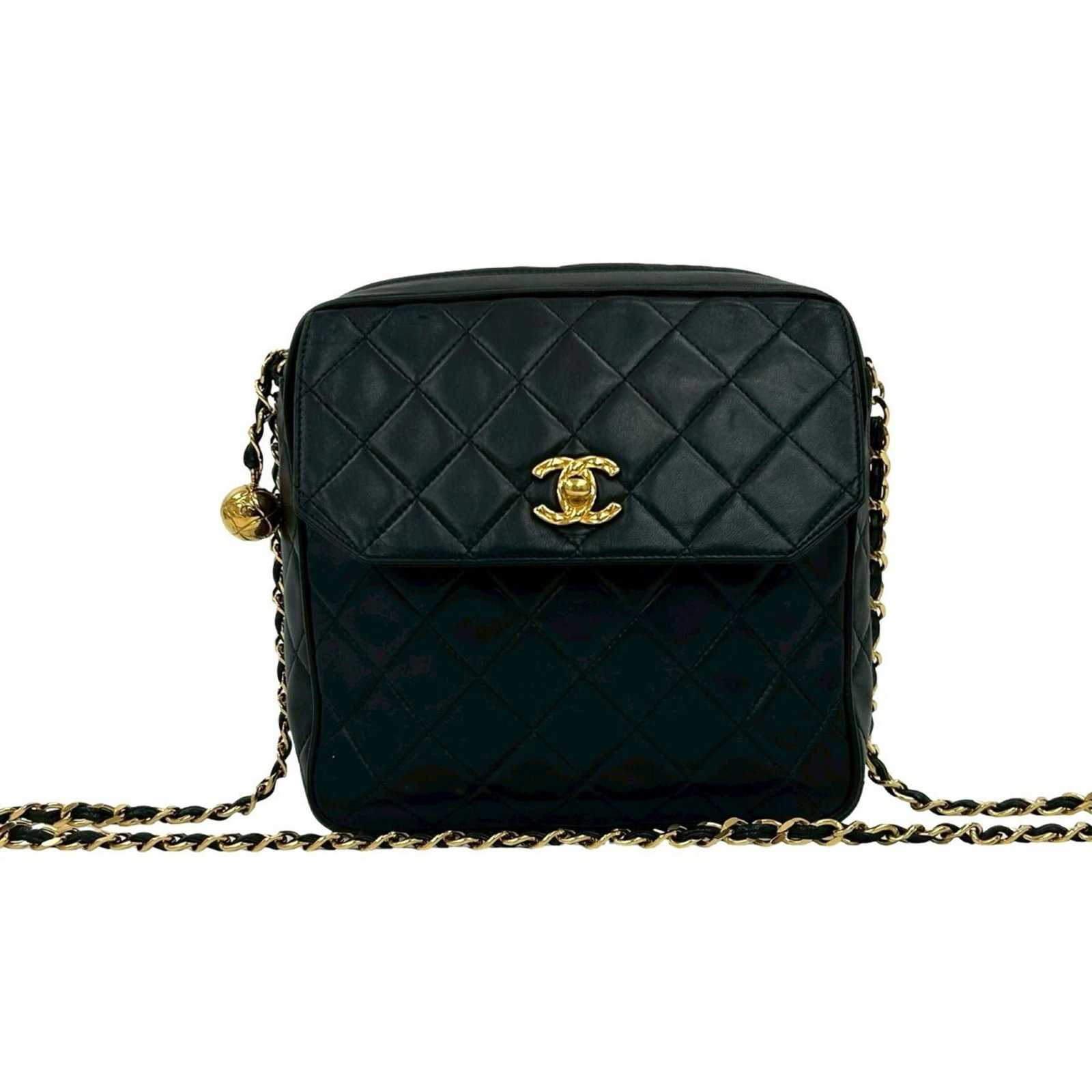 Shoulder Bag Leather Chanel: Shoulder Bag Leather Chanel This luxurious black shoulder bag features high-quality lambskin leather, characteristic of the iconic Matelasse style from Chanel. Measuring 20cm x 19cm x 6cm, it offers a