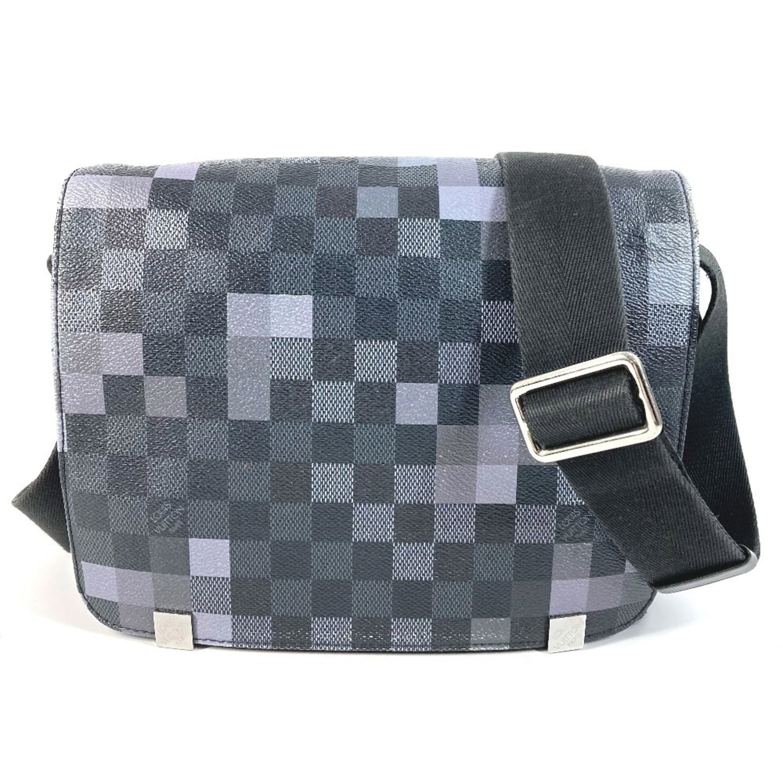 Louis Vuitton Shoulder Bag Damier Graphite: Louis Vuitton Shoulder Bag Damier Graphite Damier Graphite, a classic pattern in black, adorns the sleek design of this Louis Vuitton shoulder bag. Measuring 22cm x 25cm x 6.5cm, it features the iconi