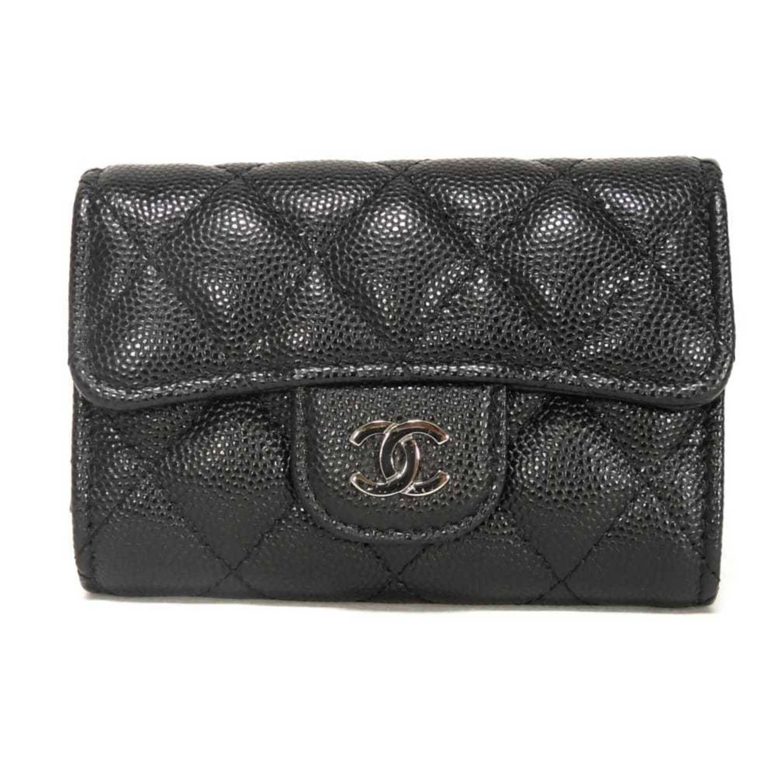 Keycase Grained Calfskin by Chanel: Keycase Grained Calfskin by Chanel Keycase Grained Calfskin by Chanel features a sleek black design made from high-quality grained calfskin, measuring 7.2cm x 10.5cm x 3cm in size. This stylish keycas