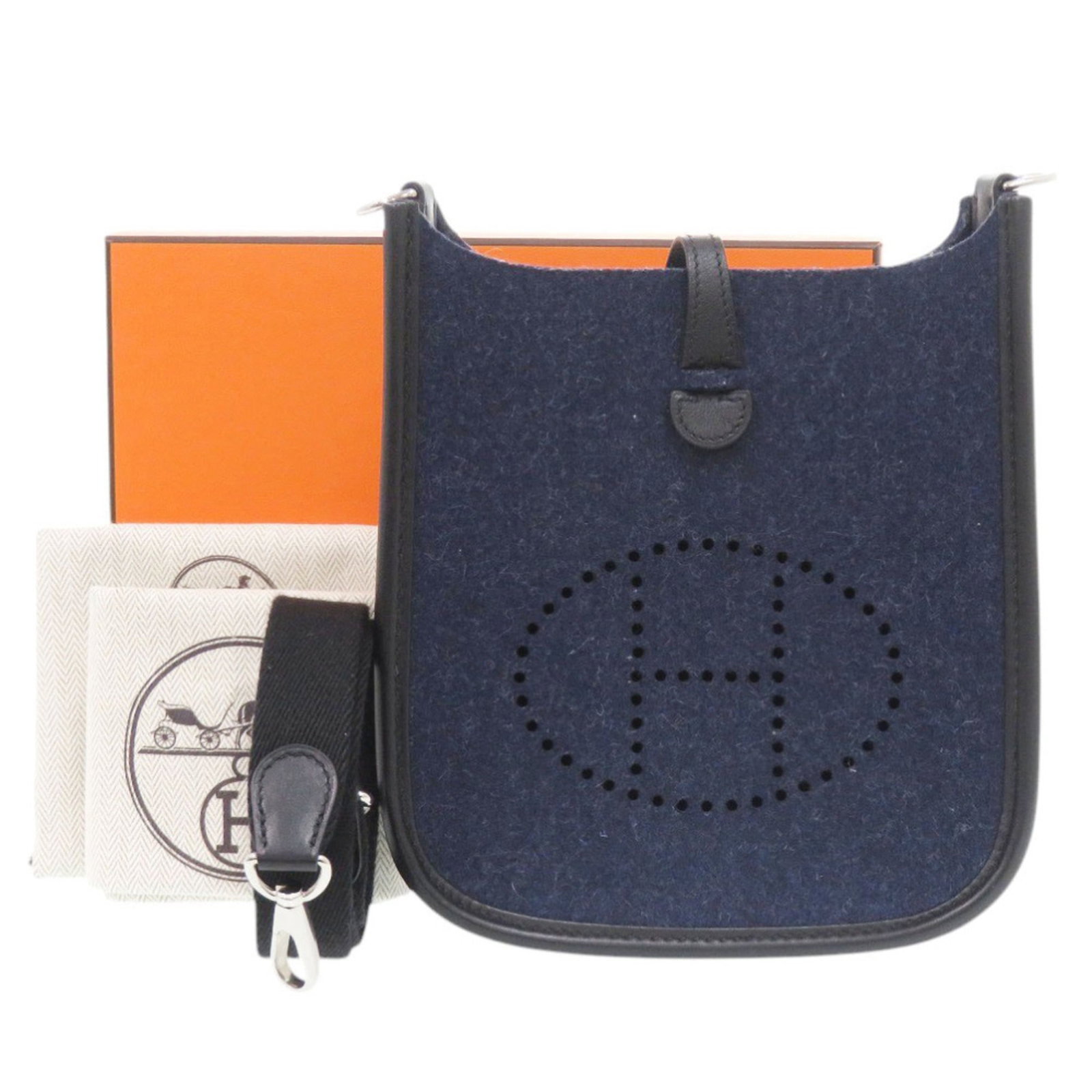 Swift felt leather bag shoulder Hermes: Swift felt leather bag shoulder Hermes Swift felt leather bag shoulder from Hermes, crafted in France with black and blue hues. This sleek, compact design measures 19cm x 17cm x 5cm and features