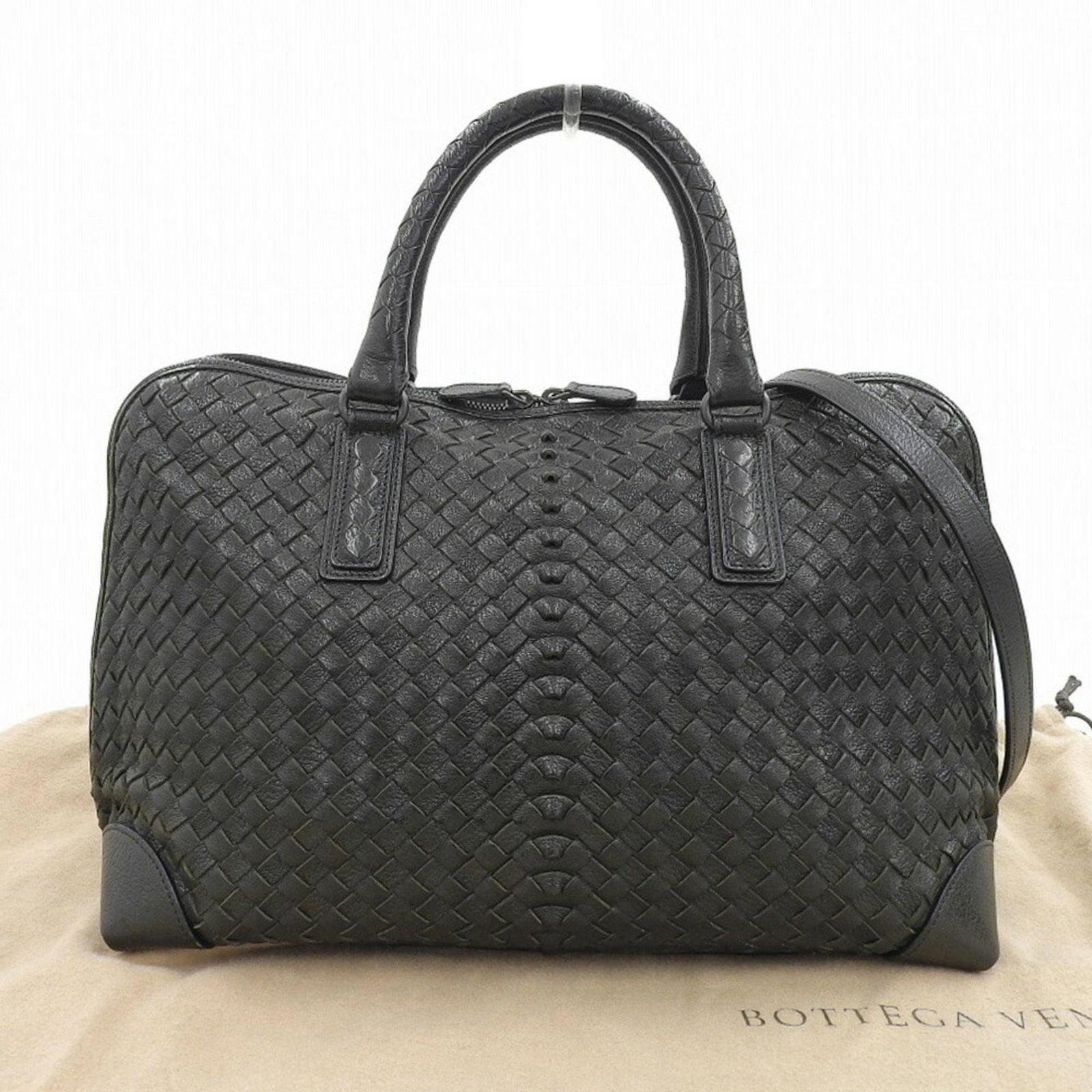 Boston Bag Leather from Bottega Veneta: Boston Bag Leather from Bottega Veneta Boston Bag Leather from Bottega Veneta, crafted from high-quality Goatskin leather, features a sleek black design. Measuring 25cm x 34.5cm x 15cm, this iconic ba