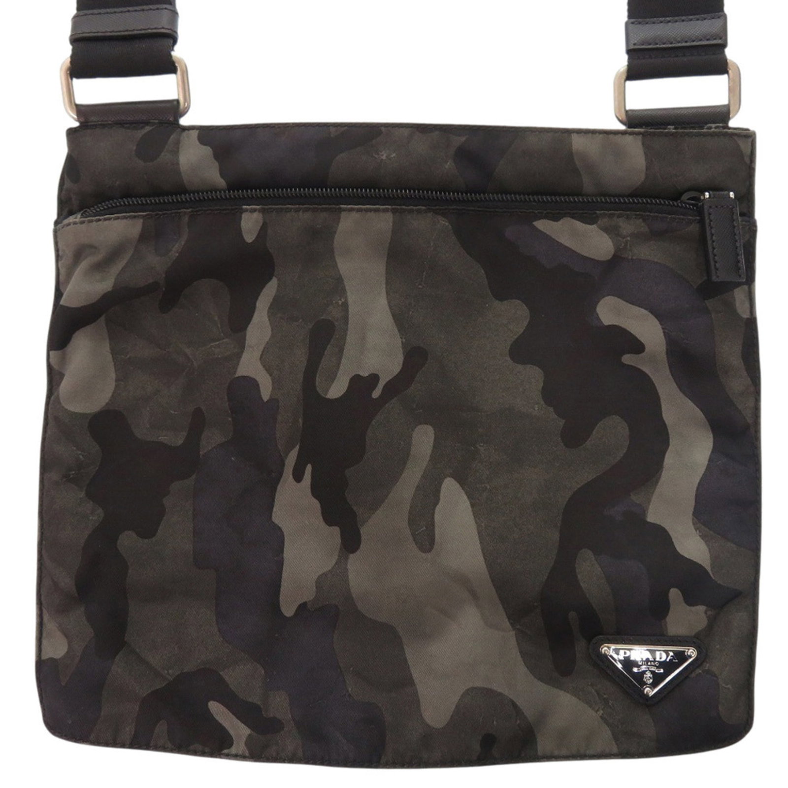 Bag Tessuto Shoulder: Bag Tessuto Shoulder The Prada Country bag boasts a unique Tessuto material, showcasing a camouflage and khaki color combination. Measuring 28cm x 29.5cm in size, this shoulder bag offers a