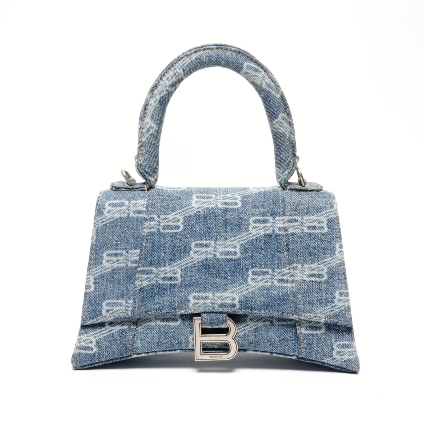 Handbag denim by Balenciaga: Handbag denim by Balenciaga Navy blue denim handbag by Balenciaga, measuring 13.5cm x 23cm x 9.5cm and featuring a strap length of 98cm with an 11.00cm handle drop. The bag's denim material provides a