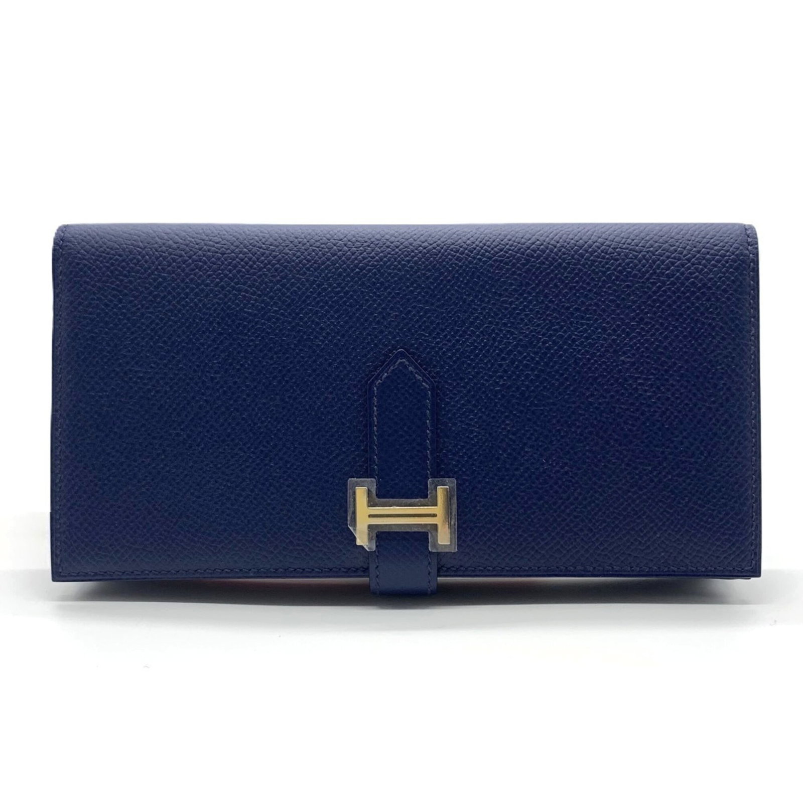Epsom Leather Bi Fold Wallet Hermes: Epsom Leather Bi Fold Wallet Hermes Epsom leather, a rich and supple material, gives the Hermes bi-fold wallet its distinctive depth and sophistication. Measuring 9.5cm x 17.5cm x 2cm, this long walle