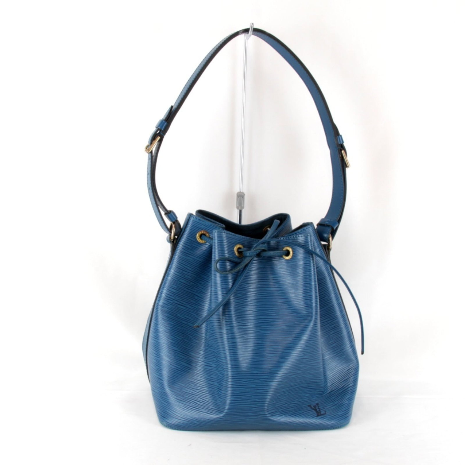 Vuitton Leather Epi Bag Shoulder Louis: Vuitton Leather Epi Bag Shoulder Louis The Louis Vuitton Epi bag features iconic blue Epi leather, a classic design element. Measuring 27cm x 25cm x 18cm, it offers a stylish and compact shoulder bag