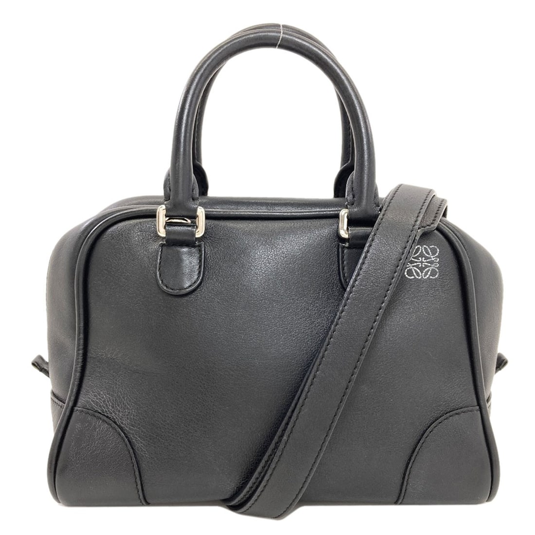 Loewe Amazona 2Way Handbag Calf: Loewe Amazona 2Way Handbag Calf Black Loewe Amazona 2Way Handbag with Calf exterior. This handbag features a classic design and a signature from the artist, bearing the mark of the renowned brand