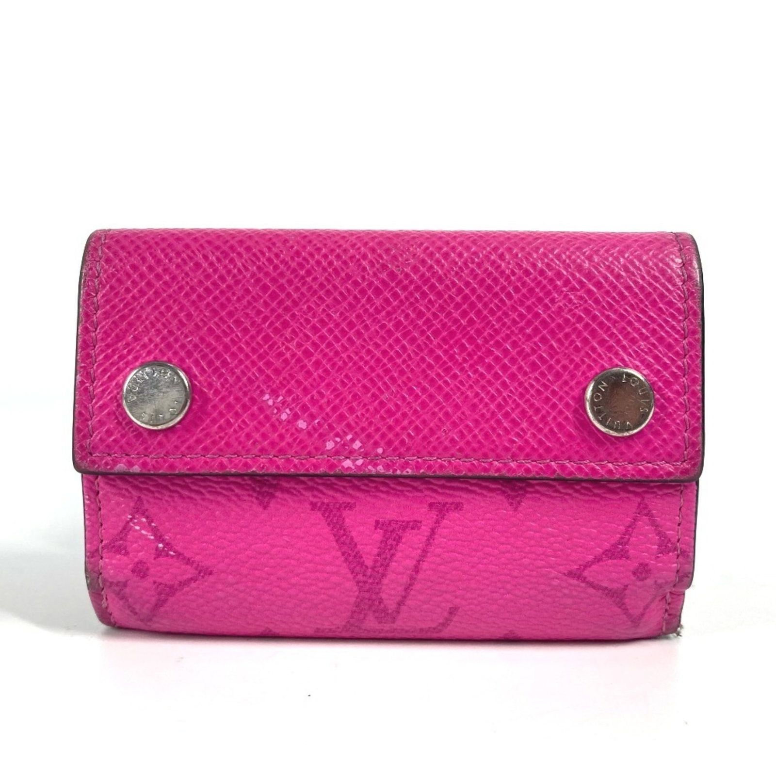Taiga leather tri-fold wallet Louis Vuitton: Taiga leather tri-fold wallet Louis Vuitton Taiga leather tri-fold wallet from Louis Vuitton, featuring pink color and compact size. Made from high-quality Taiga leather, this tri-fold wallet offers