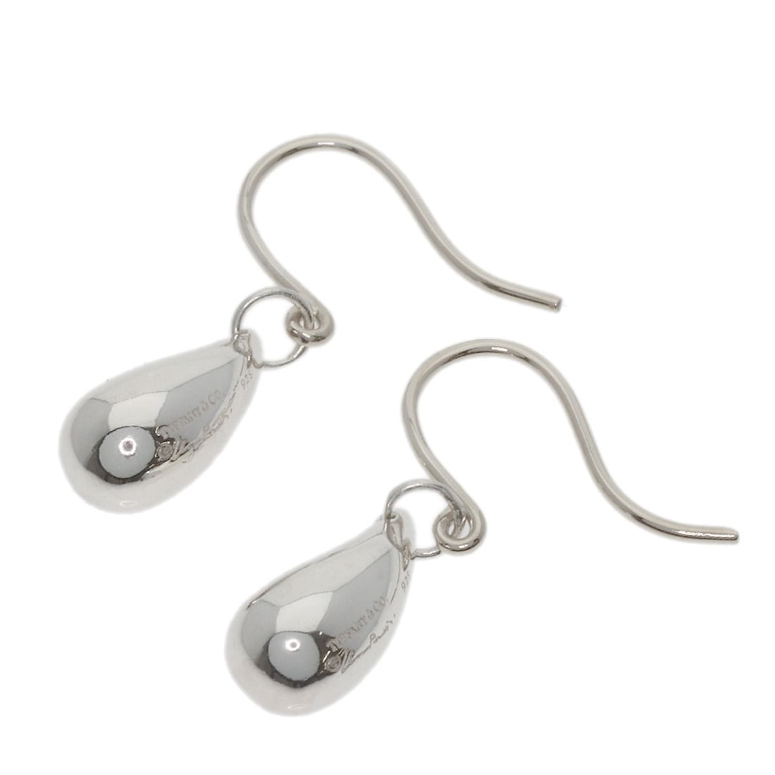 Tiffany Co Teardrop Earring Silver: Tiffany Co Teardrop Earring Silver Silver Teardrop Earring from Tiffany & Co. This elegant earring features a teardrop design made from sterling silver, showcasing the brand's signature style. With it