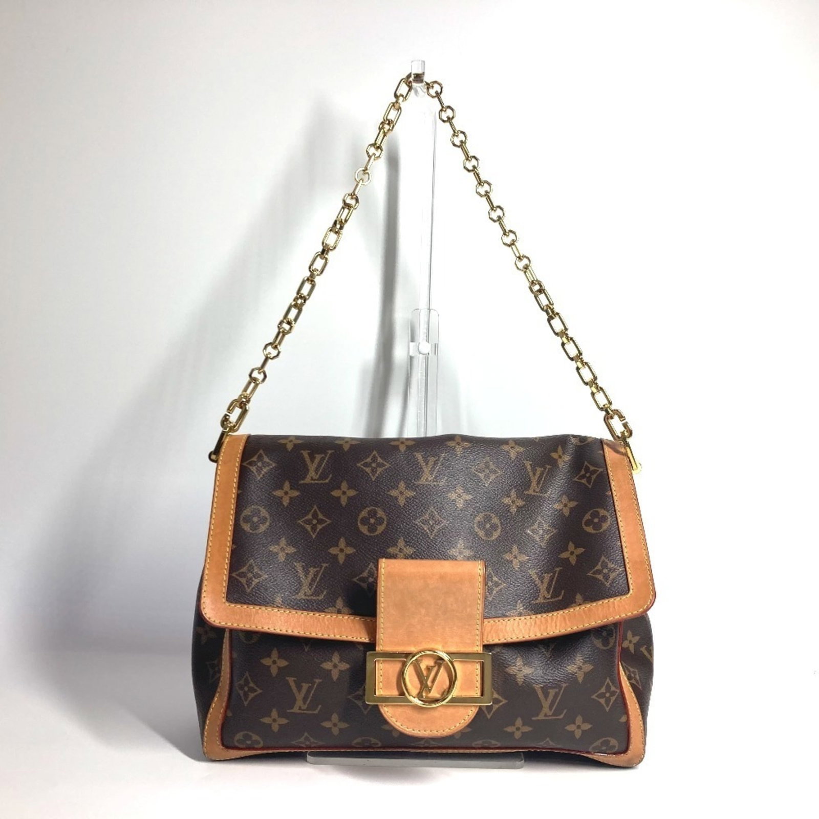 Shoulder bag Monogram Louis Vuitton: Shoulder bag Monogram Louis Vuitton Monogram Louis Vuitton Shoulder Bag in Brown. This classic shoulder bag features the iconic Monogram pattern, crafted from high-quality materials and boasting a