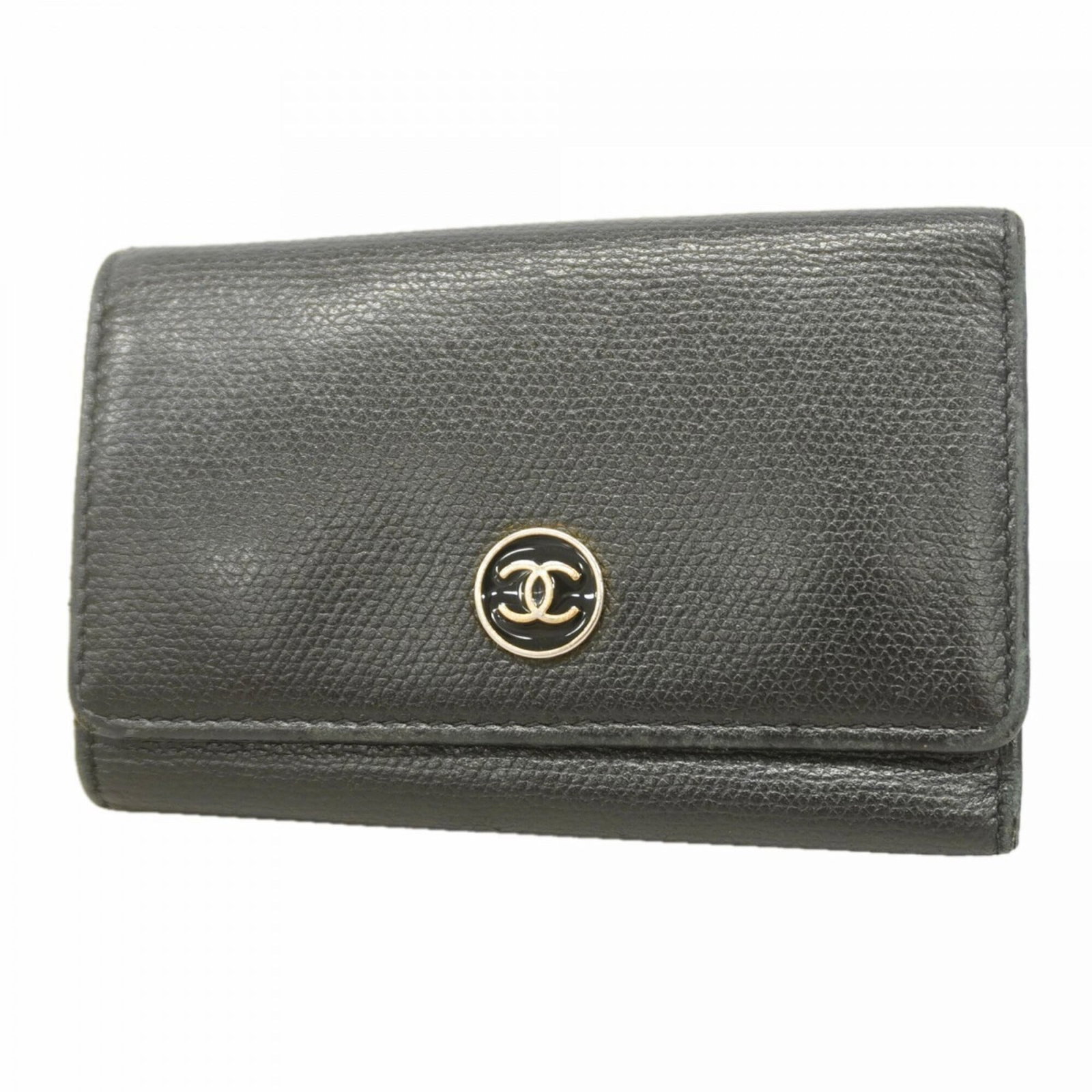 Keycase Grained Calfskin by Chanel: Keycase Grained Calfskin by Chanel Keycase Grained Calfskin by Chanel - A sleek and sophisticated accessory, this black keycase features a high-quality grained calfskin material, carefully crafted to