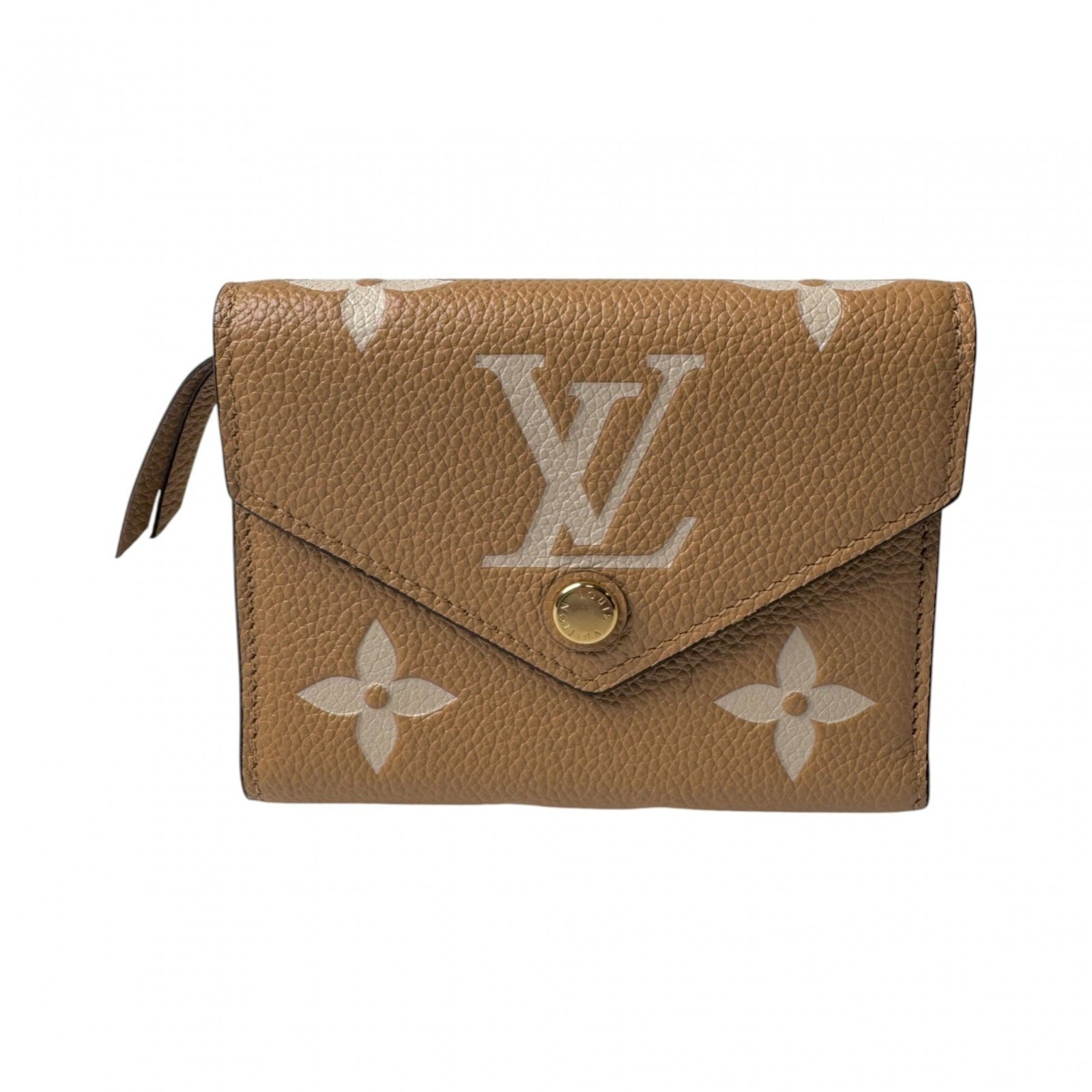 Leather wallet fold Louis Vuitton: Leather wallet fold Louis Vuitton This Louis Vuitton leather wallet fold features a classic tri-fold design, made from high-quality beige leather. The compact size of 9cm x 12cm makes it easy to