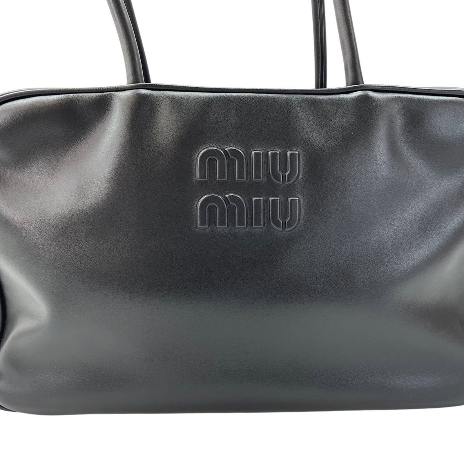 Handbag Miu: Handbag Miu Black Miu Miu handbag with clean lines and classic design, measuring 22cm x 34cm x 10cm. The bag features a 20cm drop handle, providing a stylish way to carry essentials. Its sleek black