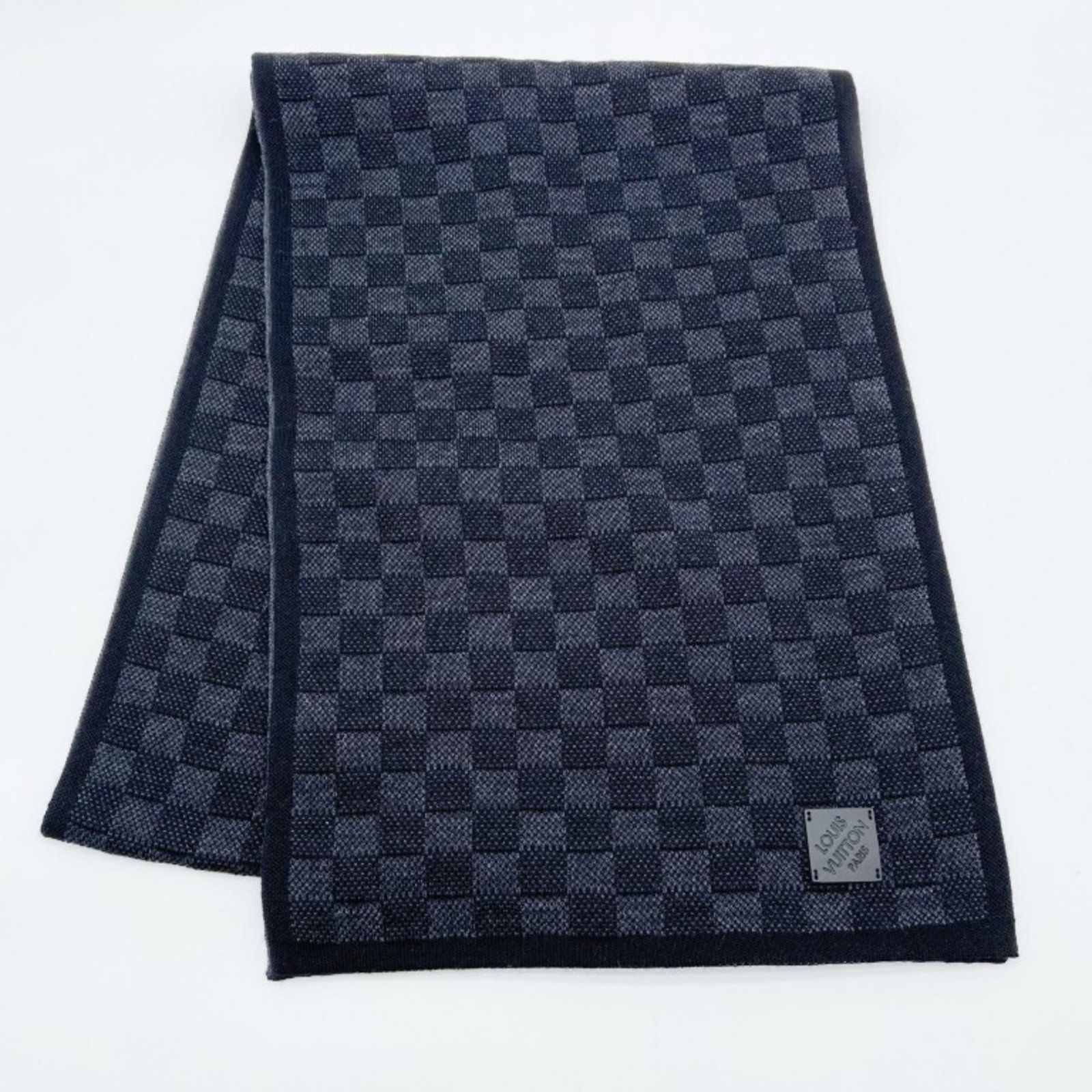 Wool shawl from Louis Vuitton: Wool shawl from Louis Vuitton Wool shawl from Louis Vuitton, measuring 1.8m x 30cm in size, features the iconic brand's signature craftsmanship and style. Made from high-quality wool material, this bl