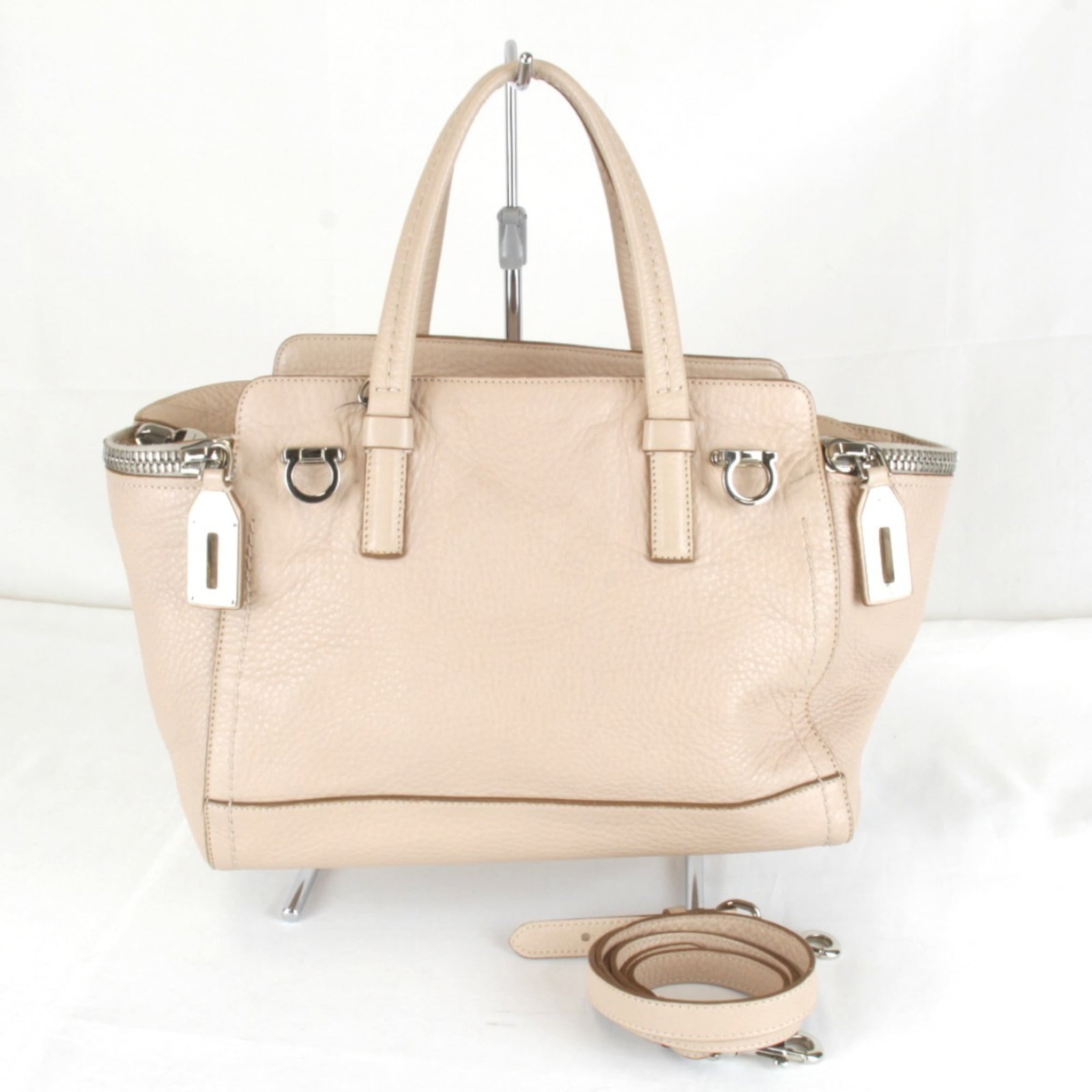 Salvatore Ferragamo Handbag Leather: Salvatore Ferragamo Handbag Leather Pink Salvatore Ferragamo handbag made from high-quality leather, measuring 20cm x 37cm x 13cm. The bag's design and signature are notable features that set it apart