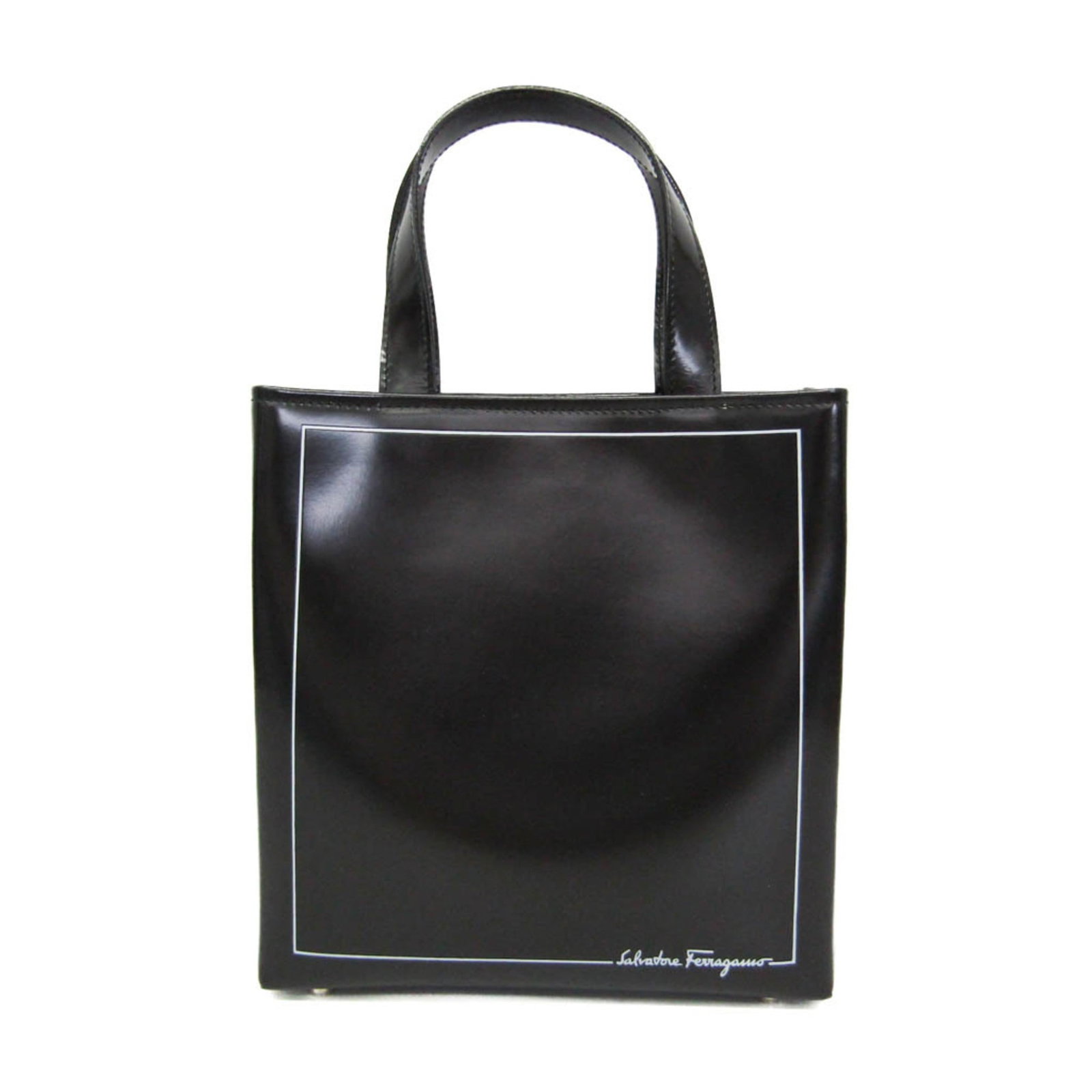 Handbag Patent Leather Salvatore Ferragamo: Handbag Patent Leather Salvatore Ferragamo Patent leather exterior, a hallmark of Salvatore Ferragamo's signature style, adds depth and sophistication to this sleek black handbag. The DJ-21 8210