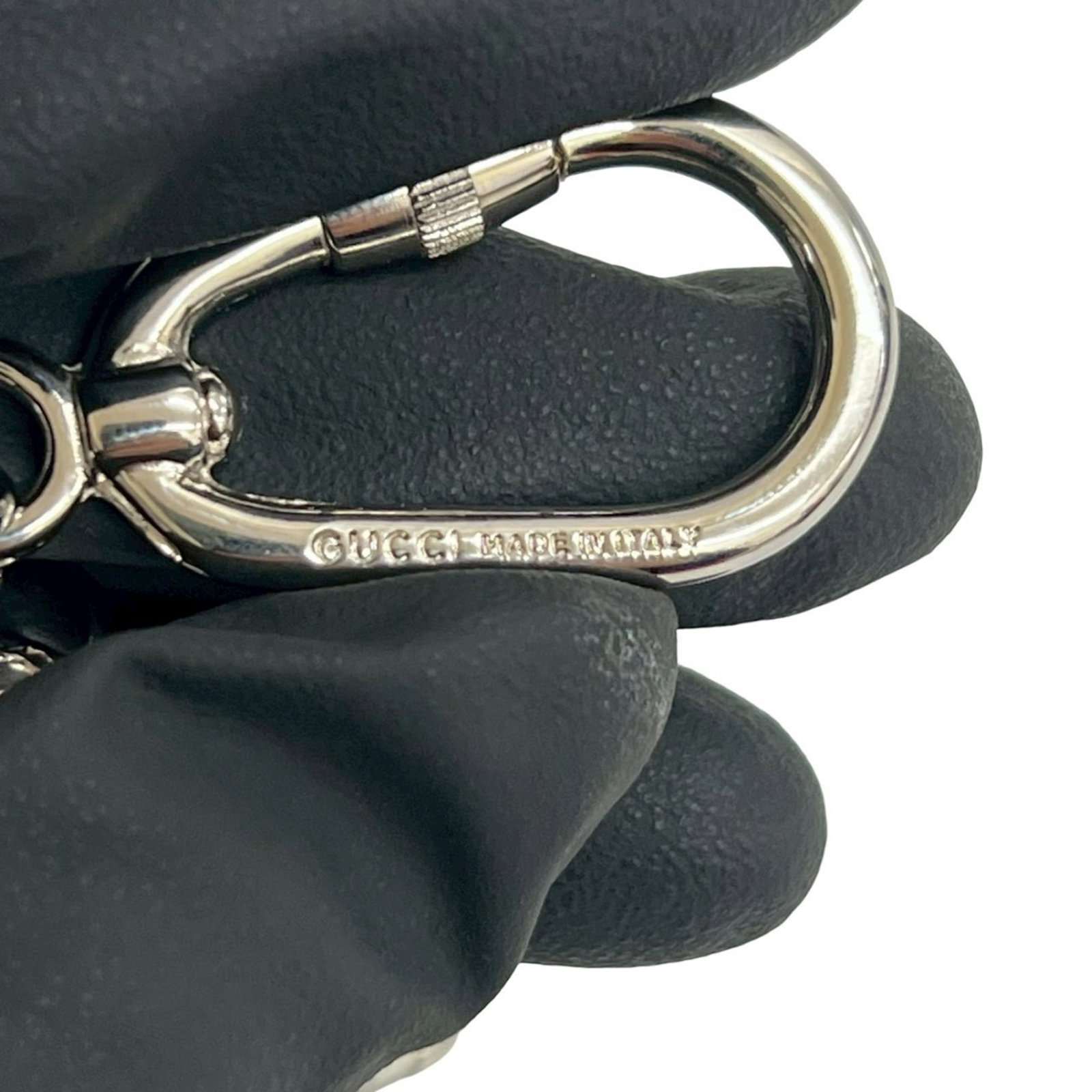 Keyring of Gucci Metal: Keyring of Gucci Metal Silver Gucci Metal Keyring comes with box and control card. The keyring bears the iconic Gucci brand, adding a touch of luxury to any accessory. Includes original accessories fo
