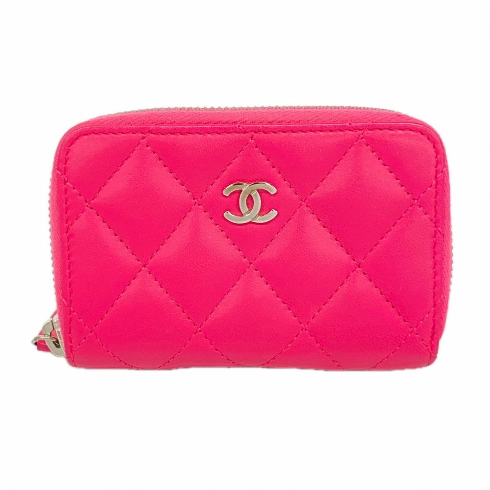 Coin purse in leather case: Coin purse in leather case The pink lambskin coin purse in leather case boasts a sleek, compact design with a subtle sheen. Measuring just 7.5cm x 11cm x 2cm, it's the perfect size for storing small e