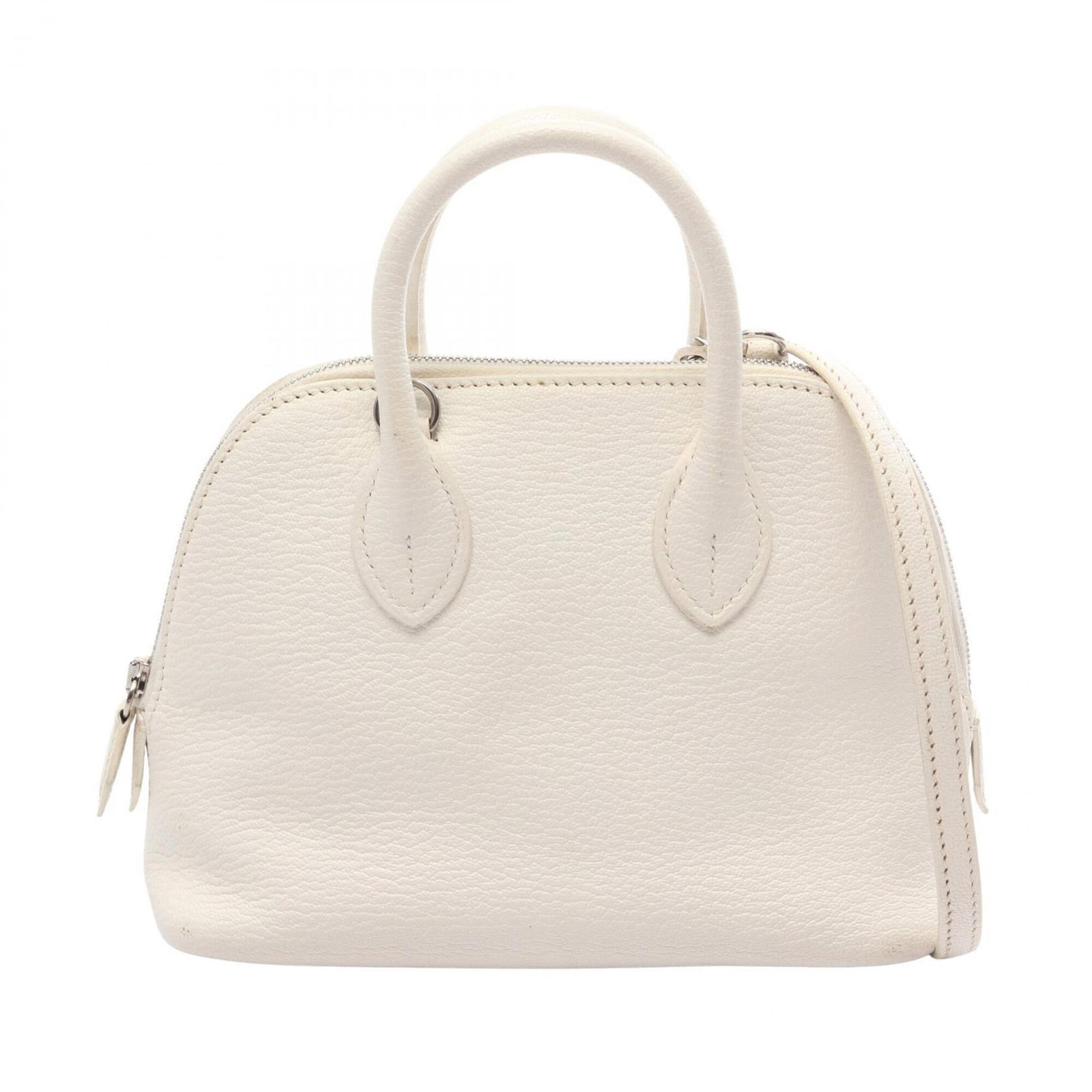 Chevre Leather Handbag Hermes: Chevre Leather Handbag Hermes Chevre leather, a rich and supple material, adorns this elegant white handbag from Hermes. Measuring 13.5cm x 17.5cm x 7.5cm, it offers a compact yet refined shape. The s