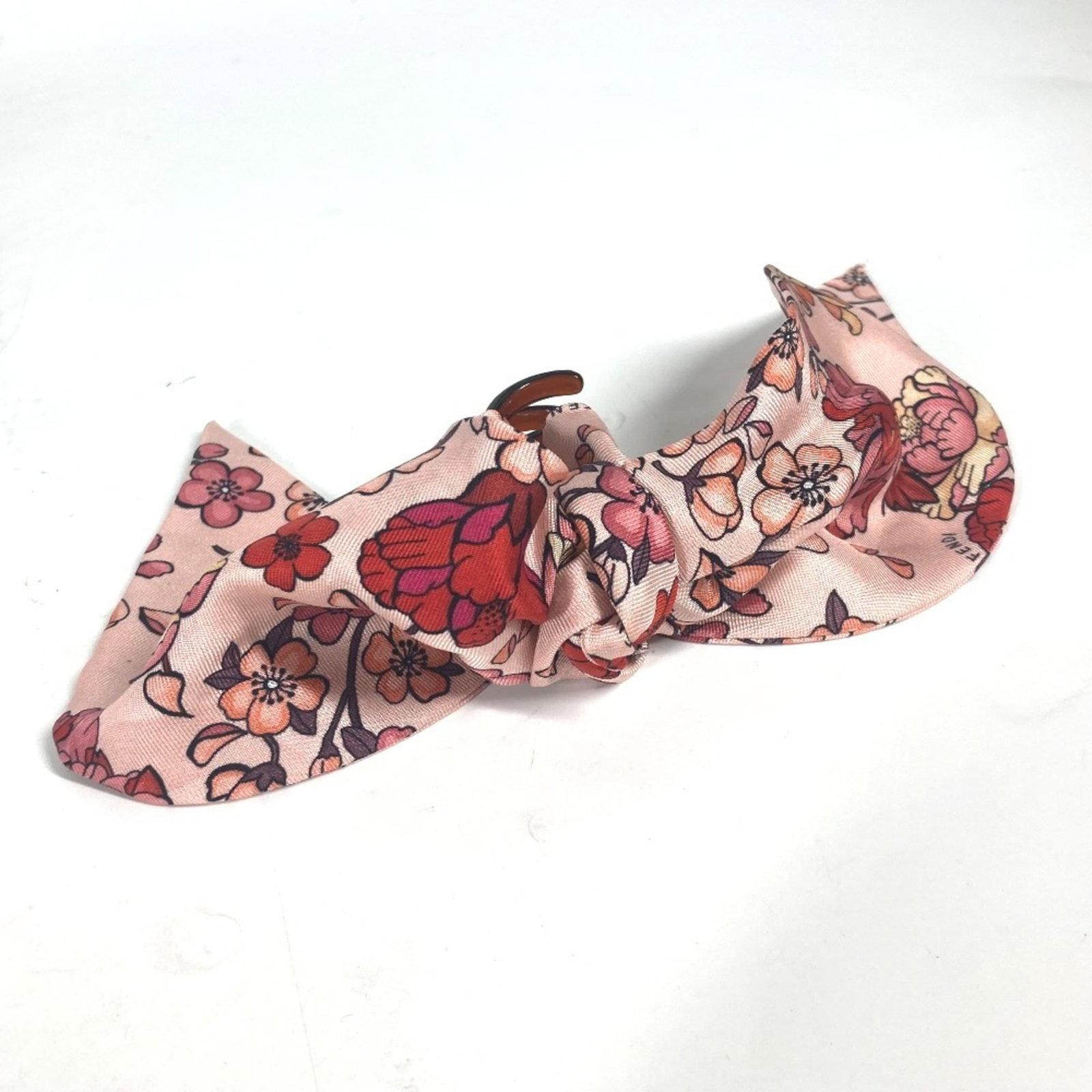 Fendi silk barrette: Fendi silk barrette Pink Fendi silk barrette with a subtle sheen, measuring 16.5cm x 6.49'' in size. This elegant accessory features a soft pink hue made from luxurious silk material. A simple yet sty