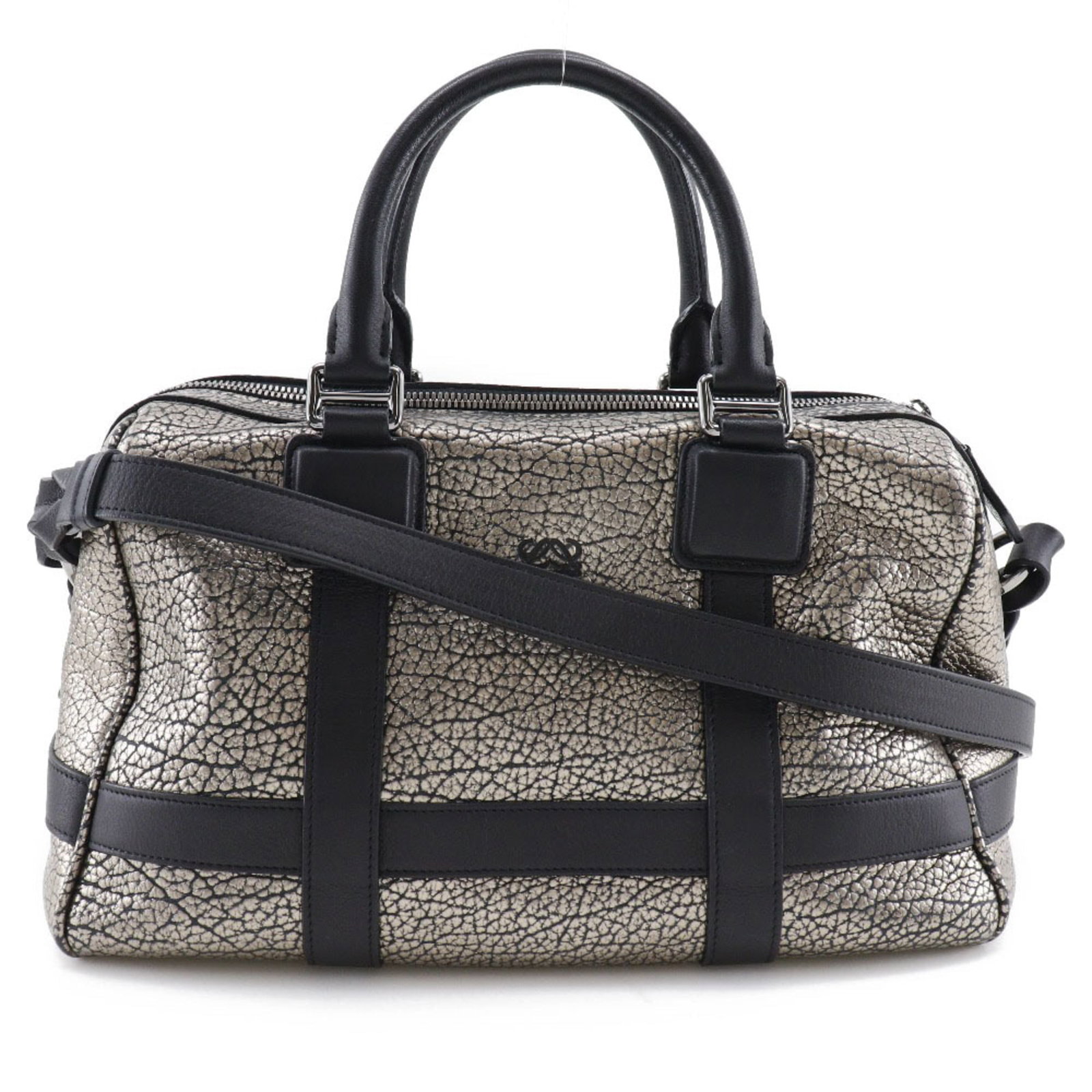 Loewe Handbag Leather: Loewe Handbag Leather Black Loewe handbag made from high-quality calfskin leather, featuring an open outer pocket and adjustable strap length. Weighing in at 1kg, this stylish accessory measures 10cm 